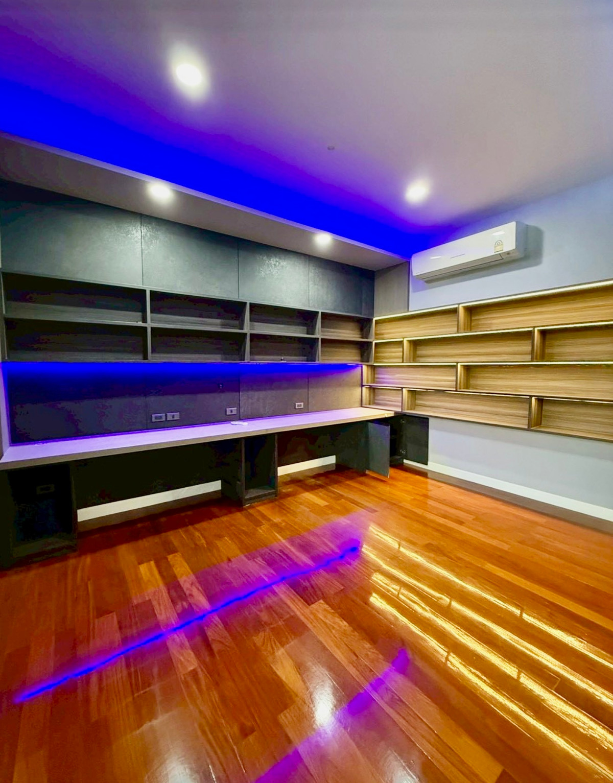 For RentVipawadee, Don Mueang, Lak Si : For Rent: Luxury Private Pool Villa on 1-Rai Land | Sanwhee 5 Area | Spacious Family Home A rare custom-built luxury detached pool villa on a large 1-rai land plot, offering expansive living space