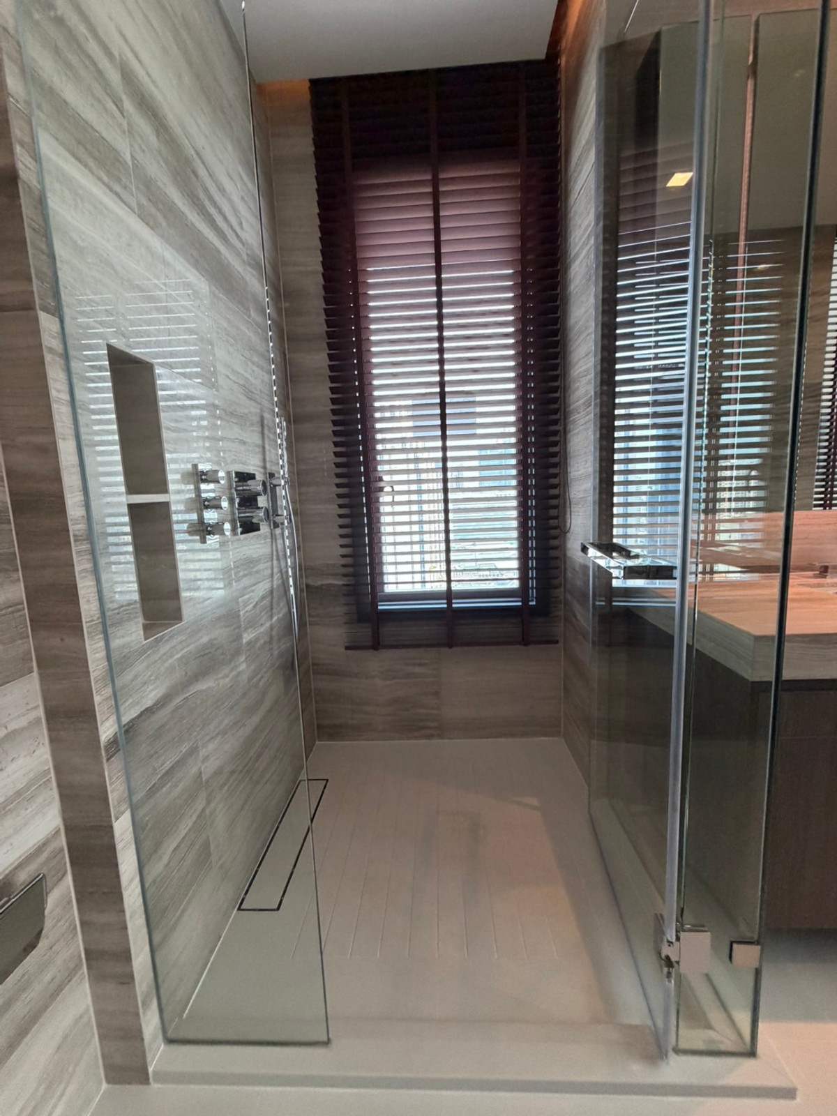 For RentCondoNana, North Nana,Sukhumvit13, Soi Nana : Q1 Sukhumvit, luxury condo, 3 bedrooms, 147.5 sq m, next to BTS Nana, new room.