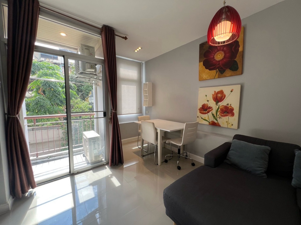 ให้เช่าคอนโดรัชดา ห้วยขวาง : 🏢 "กลางกรุง รีสอร์ท" คอนโดใจกลางเมืองที่ร่มรื่นที่สุด!(1นอน1น้ำ รับแขก)
ใกล้ ม.หอการค้า รับนักศึกษา 
✅ ห้องสะอาด แบ่งสัดส่วนดี น่าอยู่มาก
✅ ใกล้ MRT ห้วยขวาง / The Street / ตลาดห้วยขวาง