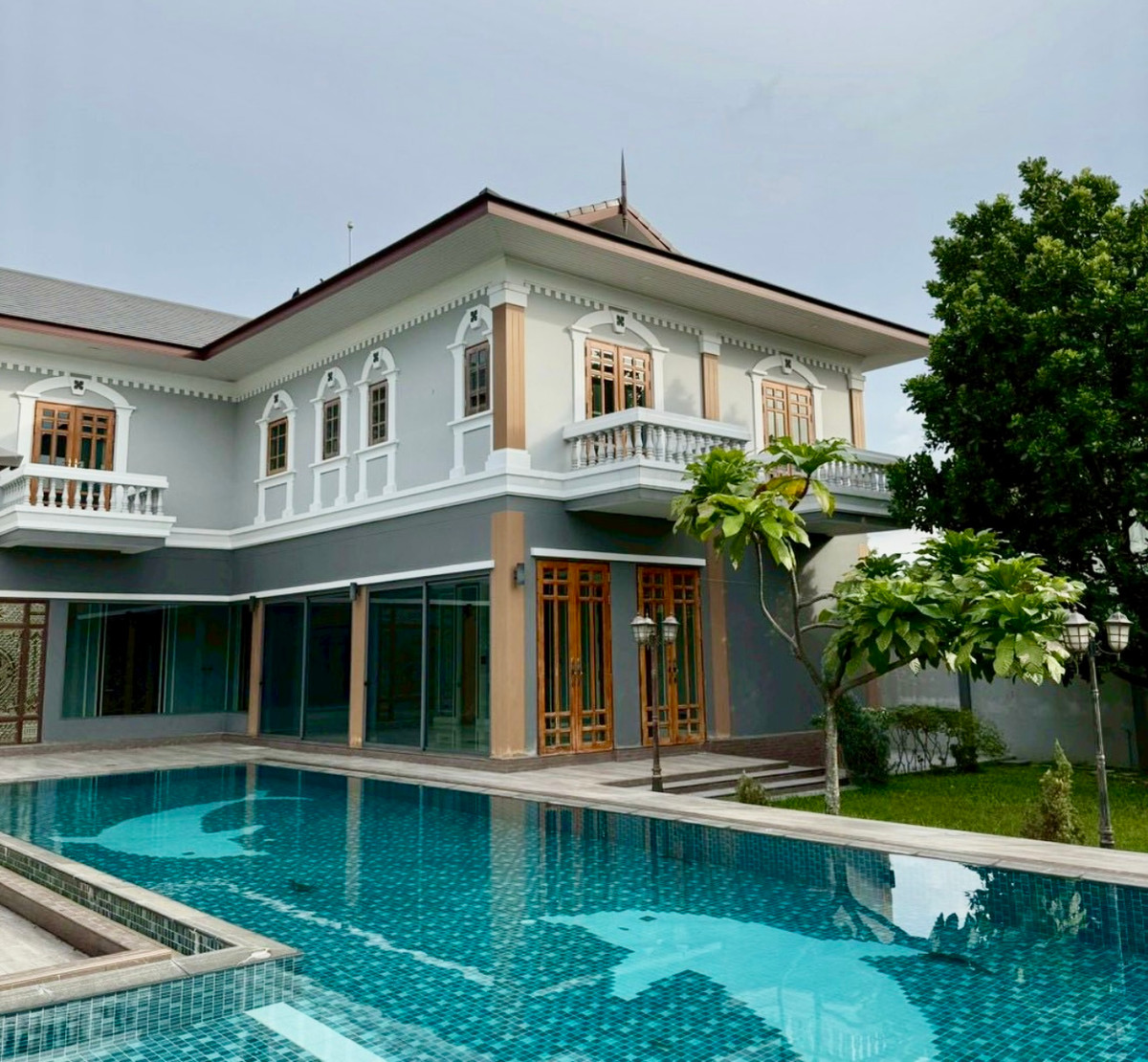 For RentVipawadee, Don Mueang, Lak Si : For Rent: Luxury Private Pool Villa on 1-Rai Land | Sanwhee 5 Area | Spacious Family Home A rare custom-built luxury detached pool villa on a large 1-rai land plot, offering expansive living space