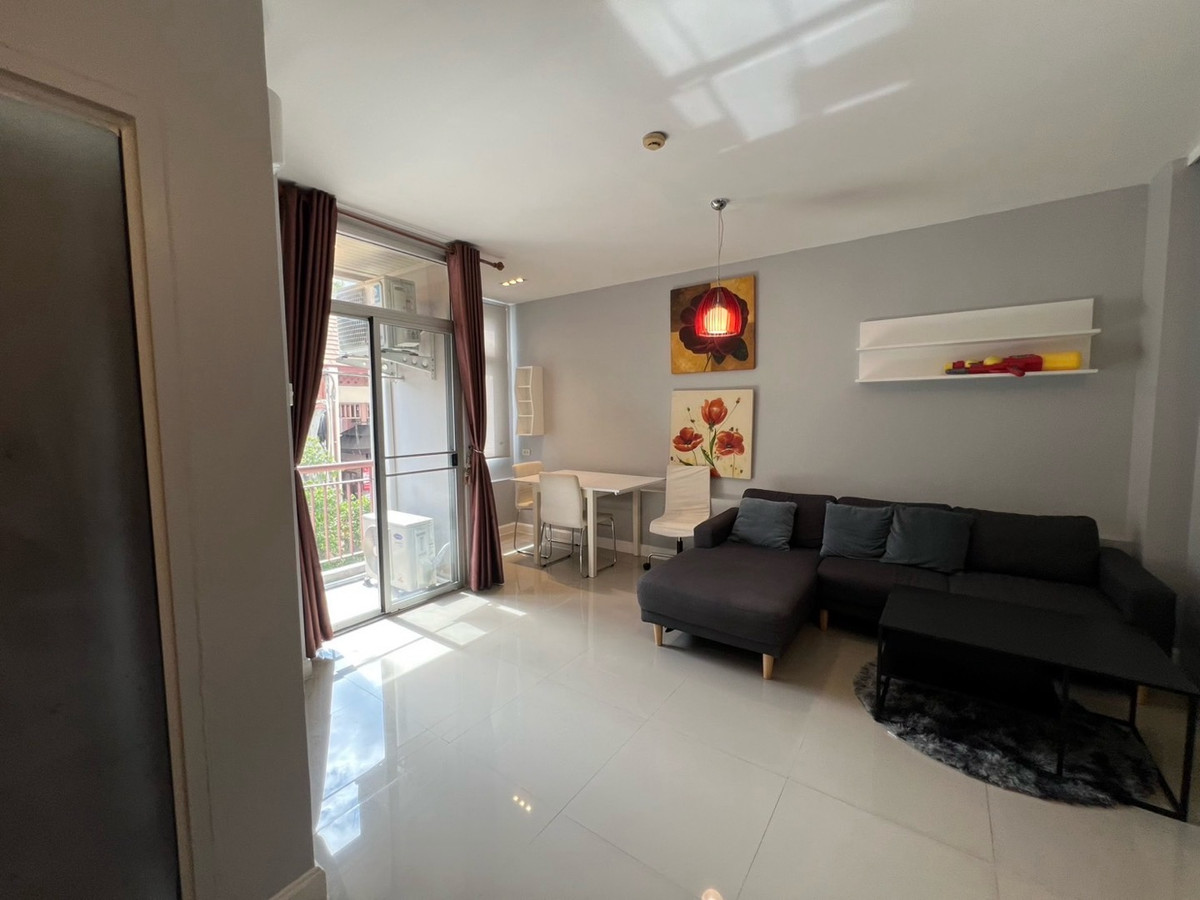 ให้เช่าคอนโดรัชดา ห้วยขวาง : 🏢 "กลางกรุง รีสอร์ท" คอนโดใจกลางเมืองที่ร่มรื่นที่สุด!(1นอน1น้ำ รับแขก)
ใกล้ ม.หอการค้า รับนักศึกษา 
✅ ห้องสะอาด แบ่งสัดส่วนดี น่าอยู่มาก
✅ ใกล้ MRT ห้วยขวาง / The Street / ตลาดห้วยขวาง