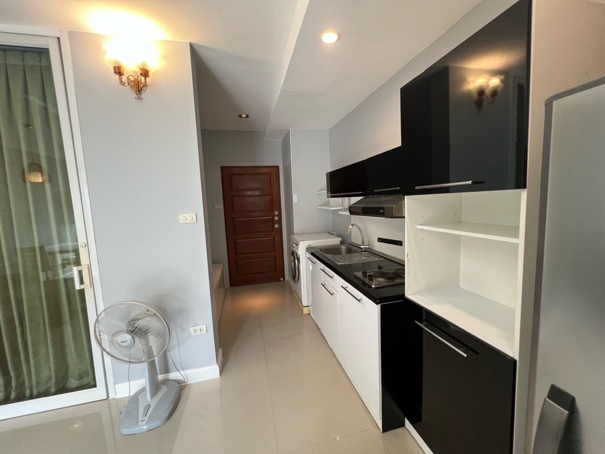 ให้เช่าคอนโดรัชดา ห้วยขวาง : 🏢 "กลางกรุง รีสอร์ท" คอนโดใจกลางเมืองที่ร่มรื่นที่สุด!(1นอน1น้ำ รับแขก)
ใกล้ ม.หอการค้า รับนักศึกษา 
✅ ห้องสะอาด แบ่งสัดส่วนดี น่าอยู่มาก
✅ ใกล้ MRT ห้วยขวาง / The Street / ตลาดห้วยขวาง