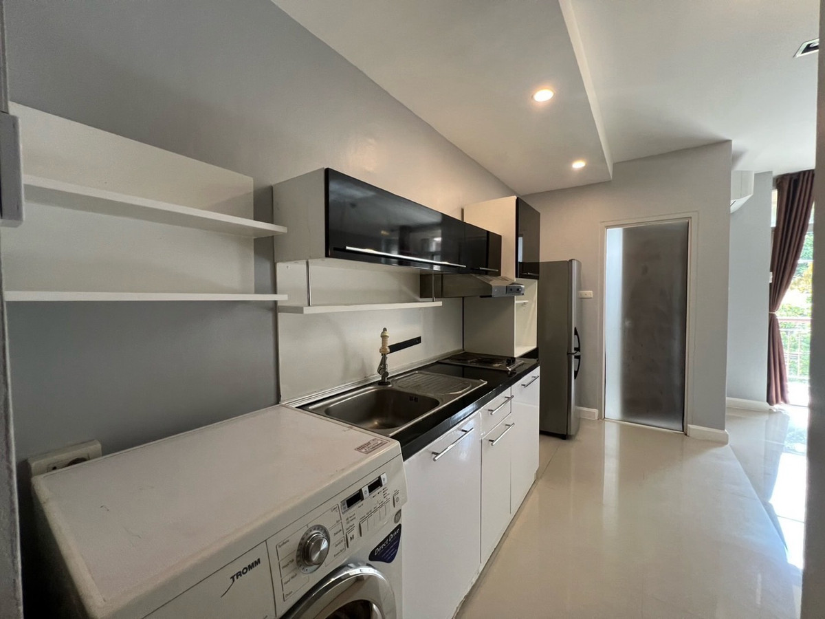 ให้เช่าคอนโดรัชดา ห้วยขวาง : 🏢 "กลางกรุง รีสอร์ท" คอนโดใจกลางเมืองที่ร่มรื่นที่สุด!(1นอน1น้ำ รับแขก)
ใกล้ ม.หอการค้า รับนักศึกษา 
✅ ห้องสะอาด แบ่งสัดส่วนดี น่าอยู่มาก
✅ ใกล้ MRT ห้วยขวาง / The Street / ตลาดห้วยขวาง