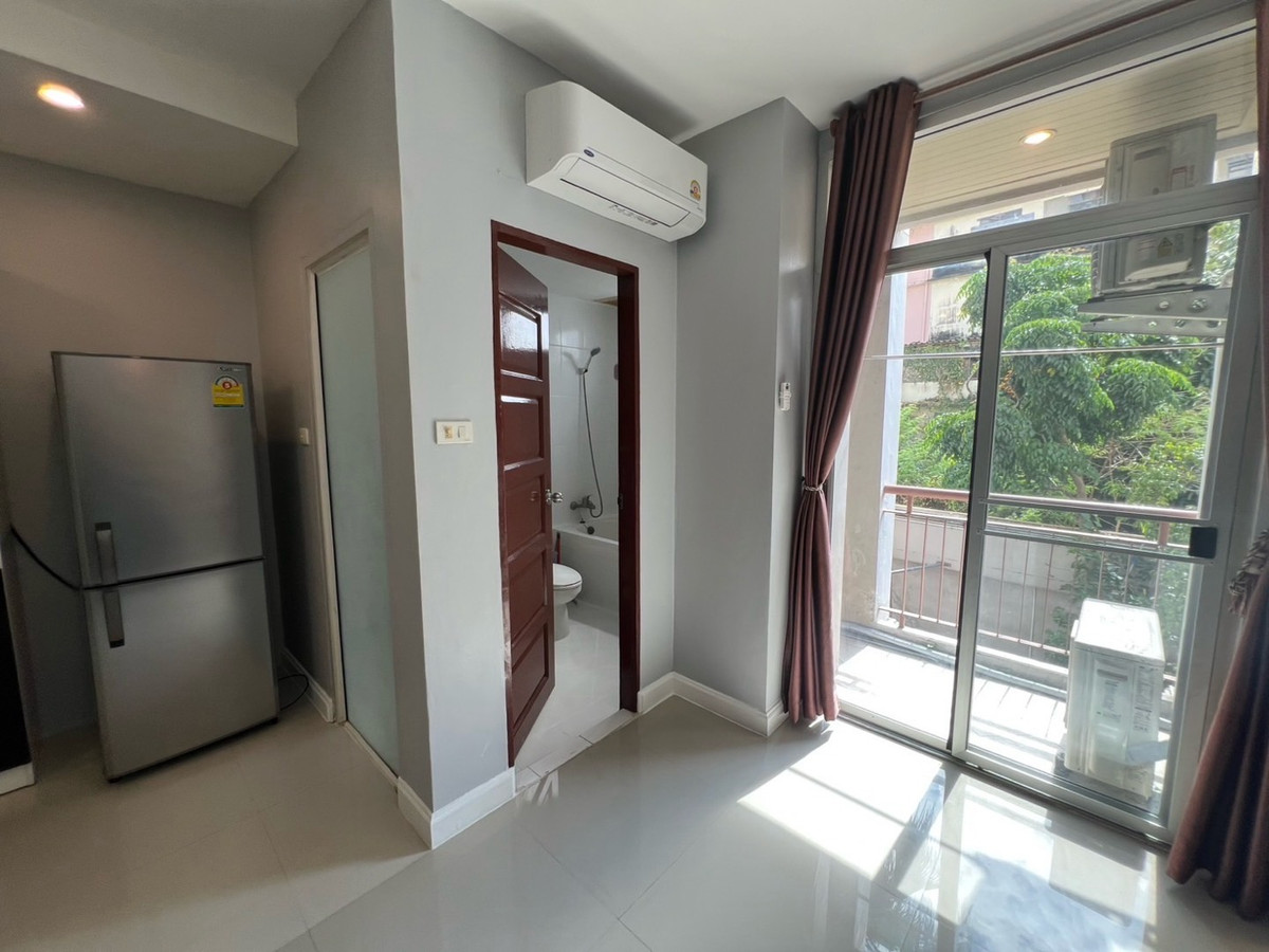 ให้เช่าคอนโดรัชดา ห้วยขวาง : 🏢 "กลางกรุง รีสอร์ท" คอนโดใจกลางเมืองที่ร่มรื่นที่สุด!(1นอน1น้ำ รับแขก)
ใกล้ ม.หอการค้า รับนักศึกษา 
✅ ห้องสะอาด แบ่งสัดส่วนดี น่าอยู่มาก
✅ ใกล้ MRT ห้วยขวาง / The Street / ตลาดห้วยขวาง