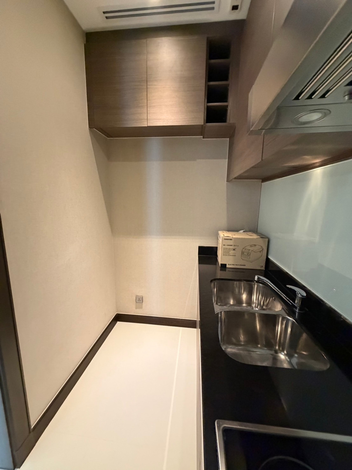 For RentCondoNana, North Nana,Sukhumvit13, Soi Nana : Q1 Sukhumvit, luxury condo, 3 bedrooms, 147.5 sq m, next to BTS Nana, new room.