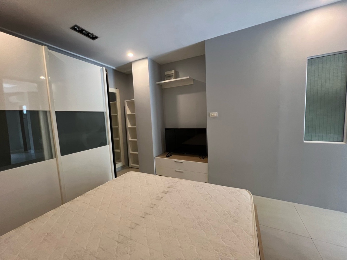 ให้เช่าคอนโดรัชดา ห้วยขวาง : 🏢 "กลางกรุง รีสอร์ท" คอนโดใจกลางเมืองที่ร่มรื่นที่สุด!(1นอน1น้ำ รับแขก)
ใกล้ ม.หอการค้า รับนักศึกษา 
✅ ห้องสะอาด แบ่งสัดส่วนดี น่าอยู่มาก
✅ ใกล้ MRT ห้วยขวาง / The Street / ตลาดห้วยขวาง