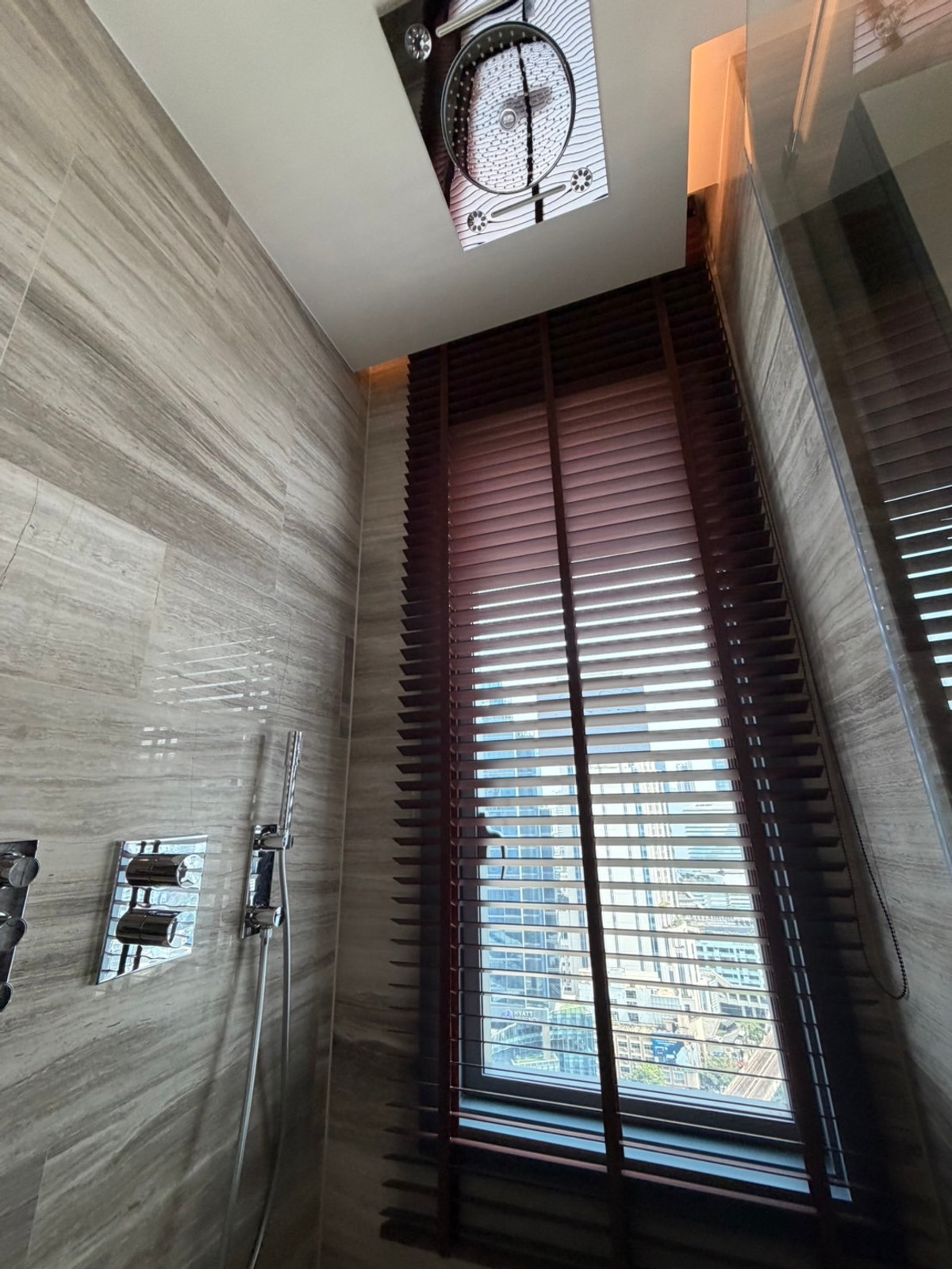 For RentCondoNana, North Nana,Sukhumvit13, Soi Nana : Q1 Sukhumvit, luxury condo, 3 bedrooms, 147.5 sq m, next to BTS Nana, new room.