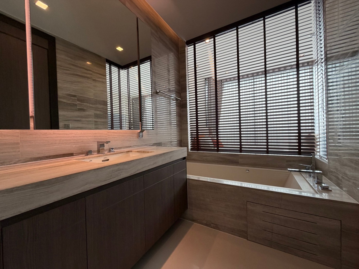 For RentCondoNana, North Nana,Sukhumvit13, Soi Nana : Q1 Sukhumvit, luxury condo, 3 bedrooms, 147.5 sq m, next to BTS Nana, new room.