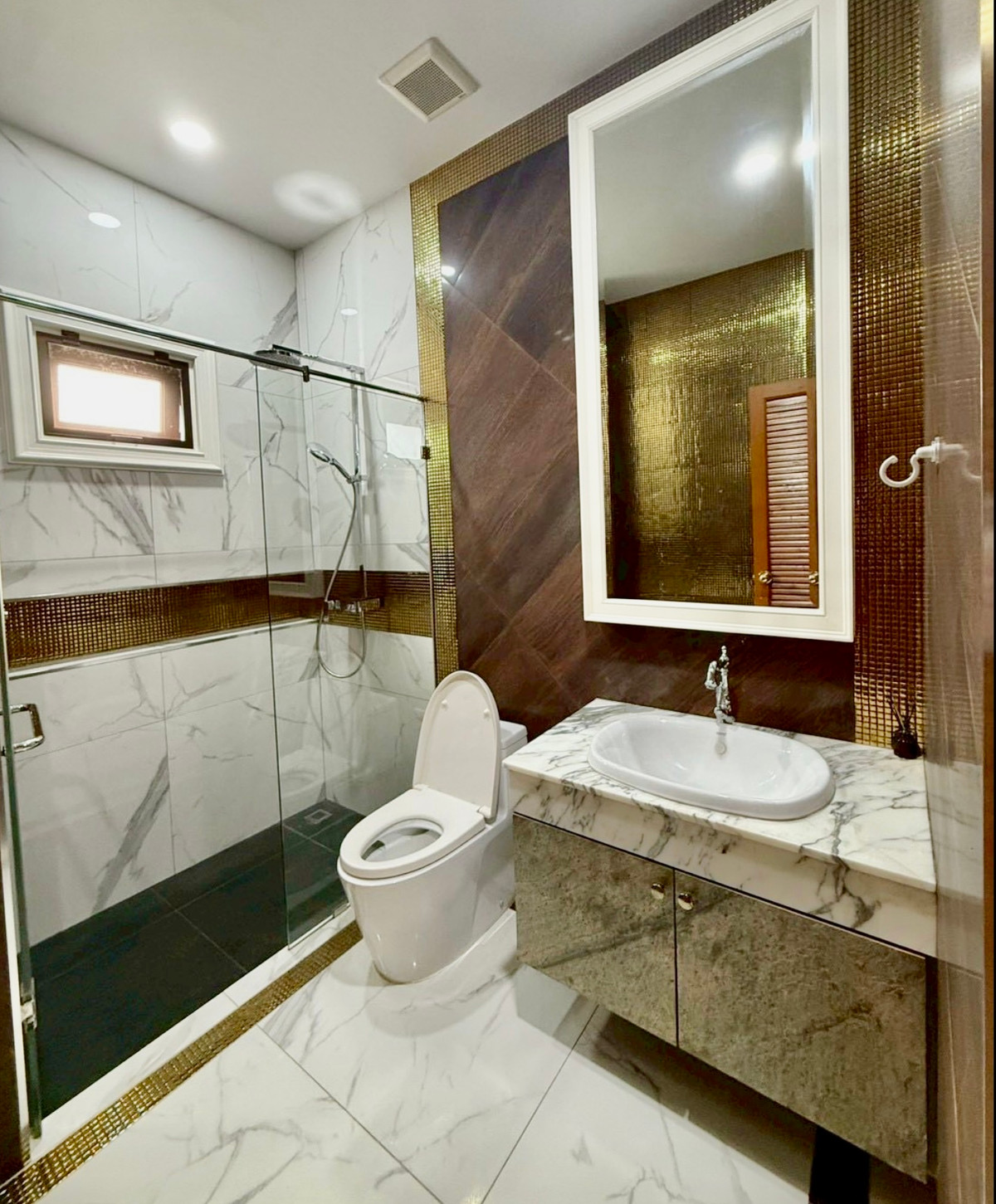 For RentVipawadee, Don Mueang, Lak Si : For Rent: Luxury Private Pool Villa on 1-Rai Land | Sanwhee 5 Area | Spacious Family Home A rare custom-built luxury detached pool villa on a large 1-rai land plot, offering expansive living space