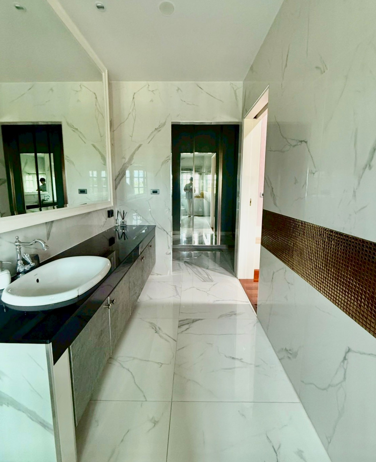 For RentVipawadee, Don Mueang, Lak Si : For Rent: Luxury Private Pool Villa on 1-Rai Land | Sanwhee 5 Area | Spacious Family Home A rare custom-built luxury detached pool villa on a large 1-rai land plot, offering expansive living space