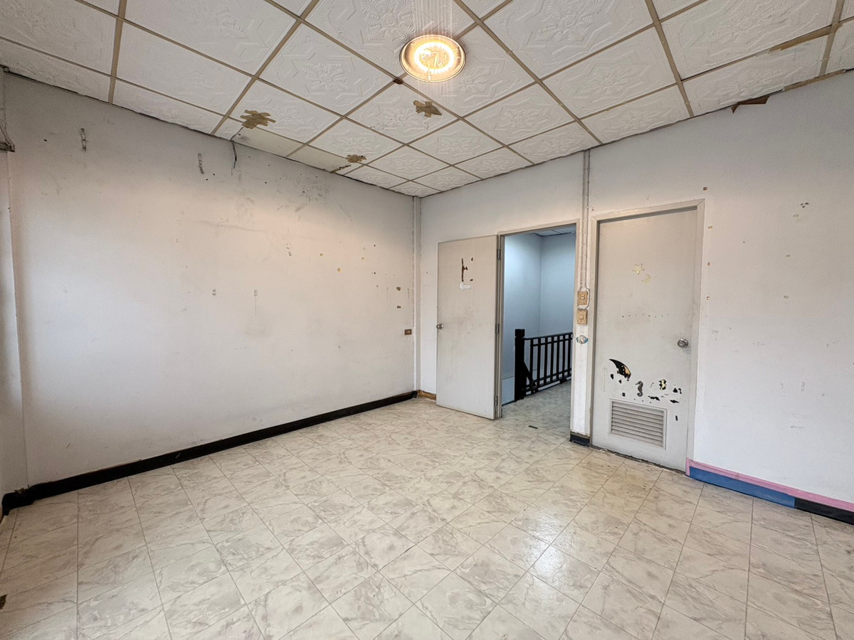 For SaleTownhomeRattanathibet, Sanambinna : 2-story townhouse for sale, The Emerald Park Village, Soi Rewadi 61, Tiwanon Road, near the Purple and Pink Lines.