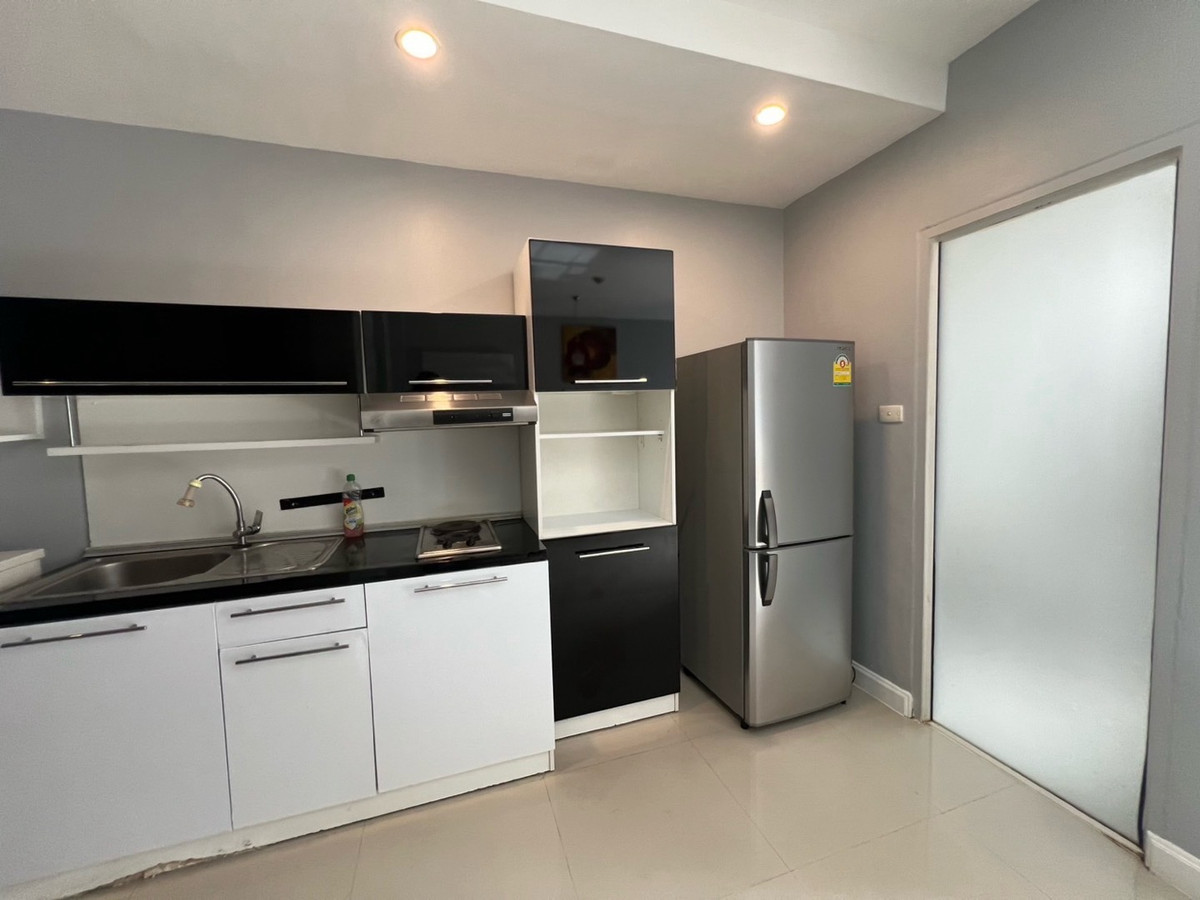 ให้เช่าคอนโดรัชดา ห้วยขวาง : 🏢 "กลางกรุง รีสอร์ท" คอนโดใจกลางเมืองที่ร่มรื่นที่สุด!(1นอน1น้ำ รับแขก)
ใกล้ ม.หอการค้า รับนักศึกษา 
✅ ห้องสะอาด แบ่งสัดส่วนดี น่าอยู่มาก
✅ ใกล้ MRT ห้วยขวาง / The Street / ตลาดห้วยขวาง