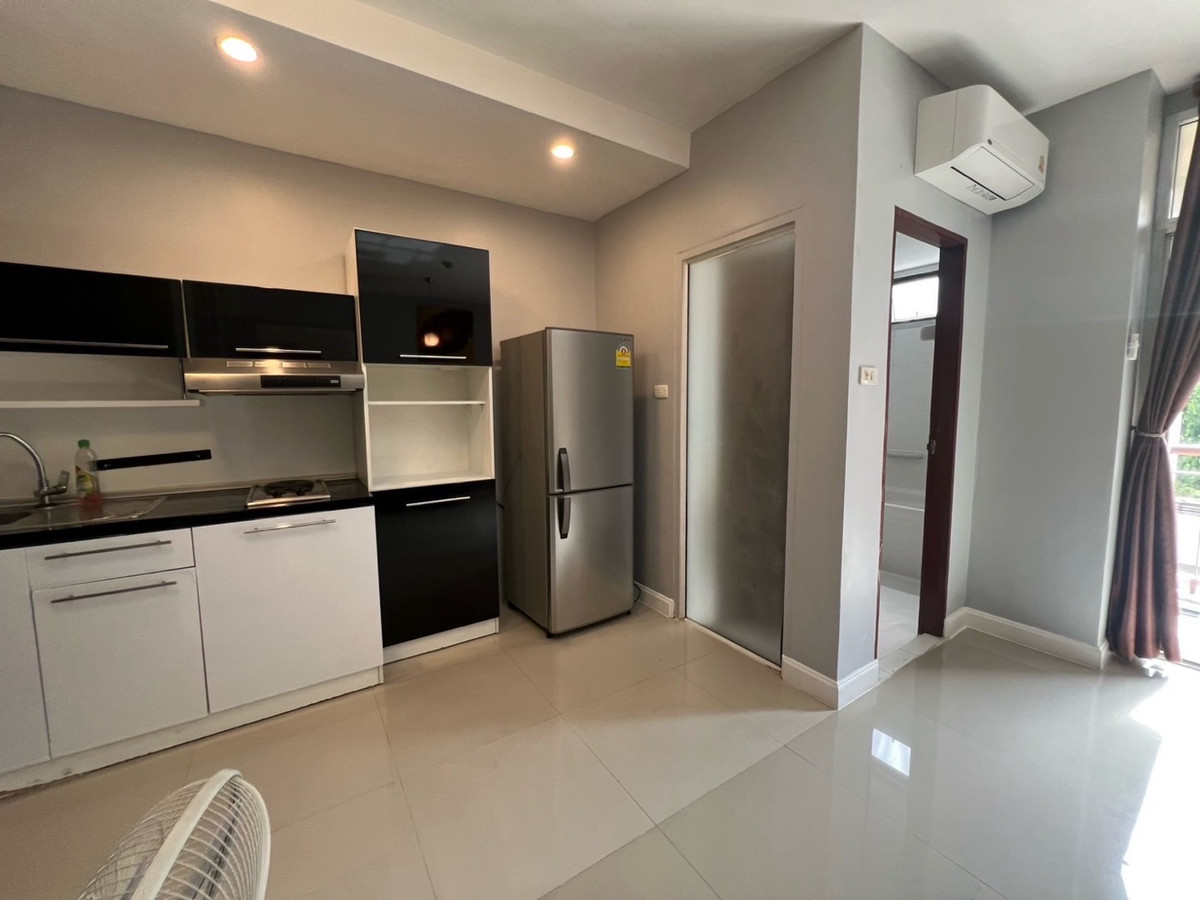 ให้เช่าคอนโดรัชดา ห้วยขวาง : 🏢 "กลางกรุง รีสอร์ท" คอนโดใจกลางเมืองที่ร่มรื่นที่สุด!(1นอน1น้ำ รับแขก)
ใกล้ ม.หอการค้า รับนักศึกษา 
✅ ห้องสะอาด แบ่งสัดส่วนดี น่าอยู่มาก
✅ ใกล้ MRT ห้วยขวาง / The Street / ตลาดห้วยขวาง