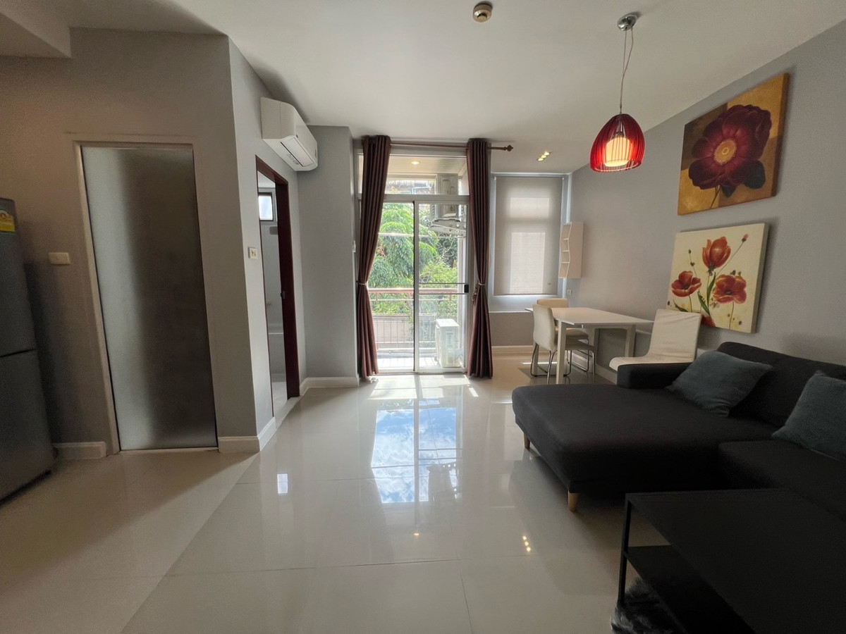 ให้เช่าคอนโดรัชดา ห้วยขวาง : 🏢 "กลางกรุง รีสอร์ท" คอนโดใจกลางเมืองที่ร่มรื่นที่สุด!(1นอน1น้ำ รับแขก)
ใกล้ ม.หอการค้า รับนักศึกษา 
✅ ห้องสะอาด แบ่งสัดส่วนดี น่าอยู่มาก
✅ ใกล้ MRT ห้วยขวาง / The Street / ตลาดห้วยขวาง