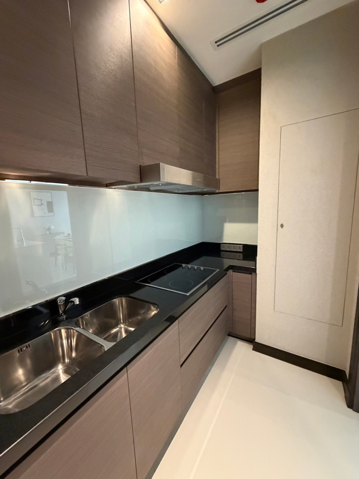 For RentCondoNana, North Nana,Sukhumvit13, Soi Nana : Q1 Sukhumvit, luxury condo, 3 bedrooms, 147.5 sq m, next to BTS Nana, new room.