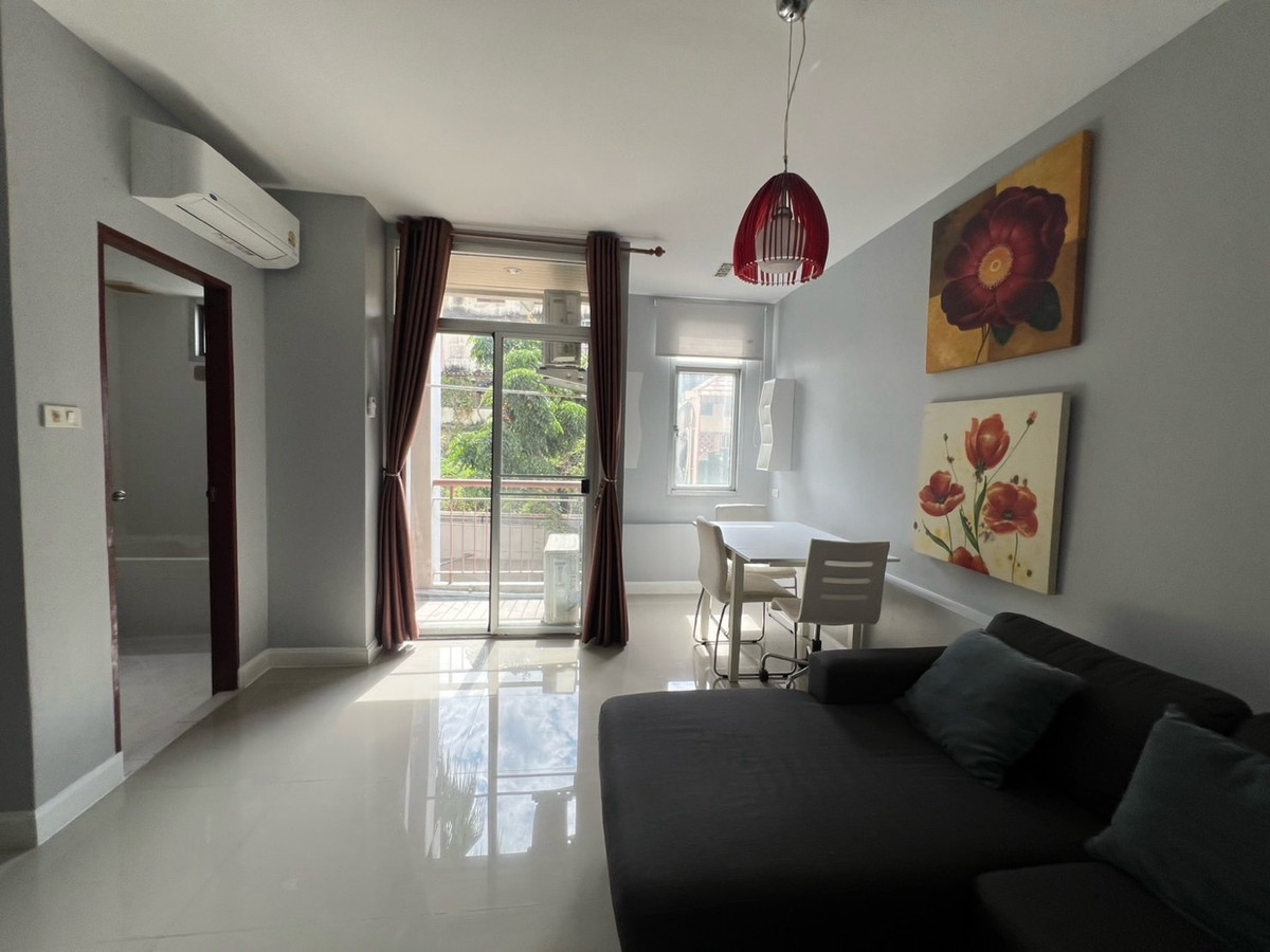 ให้เช่าคอนโดรัชดา ห้วยขวาง : 🏢 "กลางกรุง รีสอร์ท" คอนโดใจกลางเมืองที่ร่มรื่นที่สุด!(1นอน1น้ำ รับแขก)
ใกล้ ม.หอการค้า รับนักศึกษา 
✅ ห้องสะอาด แบ่งสัดส่วนดี น่าอยู่มาก
✅ ใกล้ MRT ห้วยขวาง / The Street / ตลาดห้วยขวาง