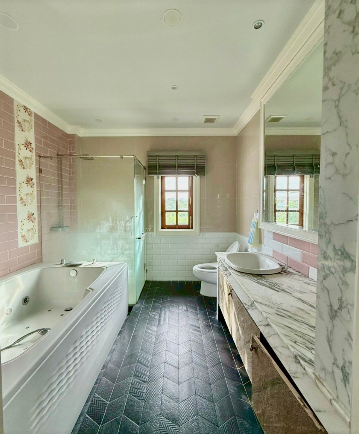 For RentVipawadee, Don Mueang, Lak Si : For Rent: Luxury Private Pool Villa on 1-Rai Land | Sanwhee 5 Area | Spacious Family Home A rare custom-built luxury detached pool villa on a large 1-rai land plot, offering expansive living space