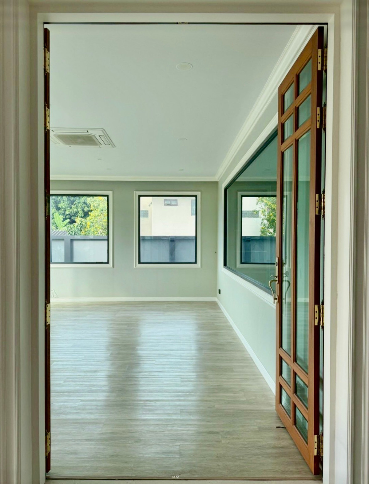 For RentVipawadee, Don Mueang, Lak Si : For Rent: Luxury Private Pool Villa on 1-Rai Land | Sanwhee 5 Area | Spacious Family Home A rare custom-built luxury detached pool villa on a large 1-rai land plot, offering expansive living space