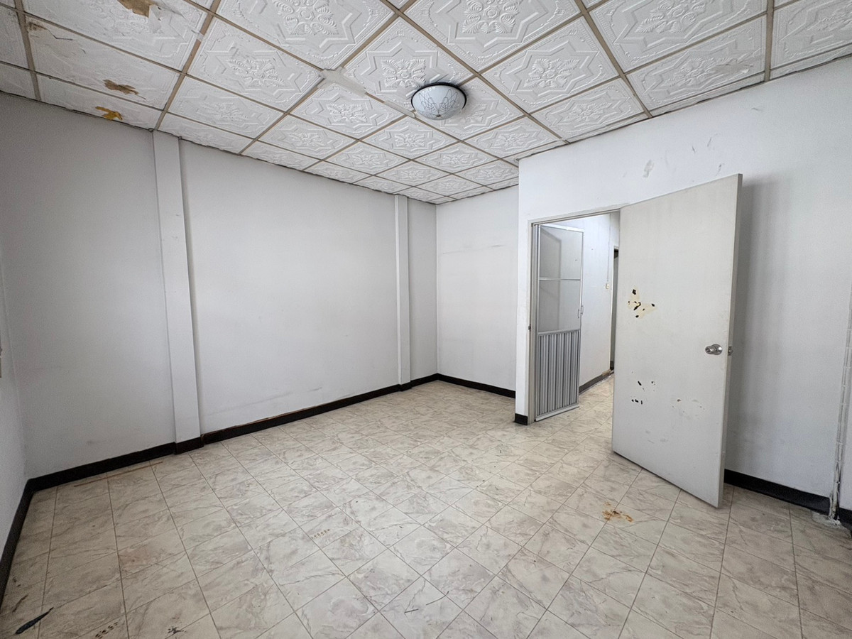 For SaleTownhomeRattanathibet, Sanambinna : 2-story townhouse for sale, The Emerald Park Village, Soi Rewadi 61, Tiwanon Road, near the Purple and Pink Lines.