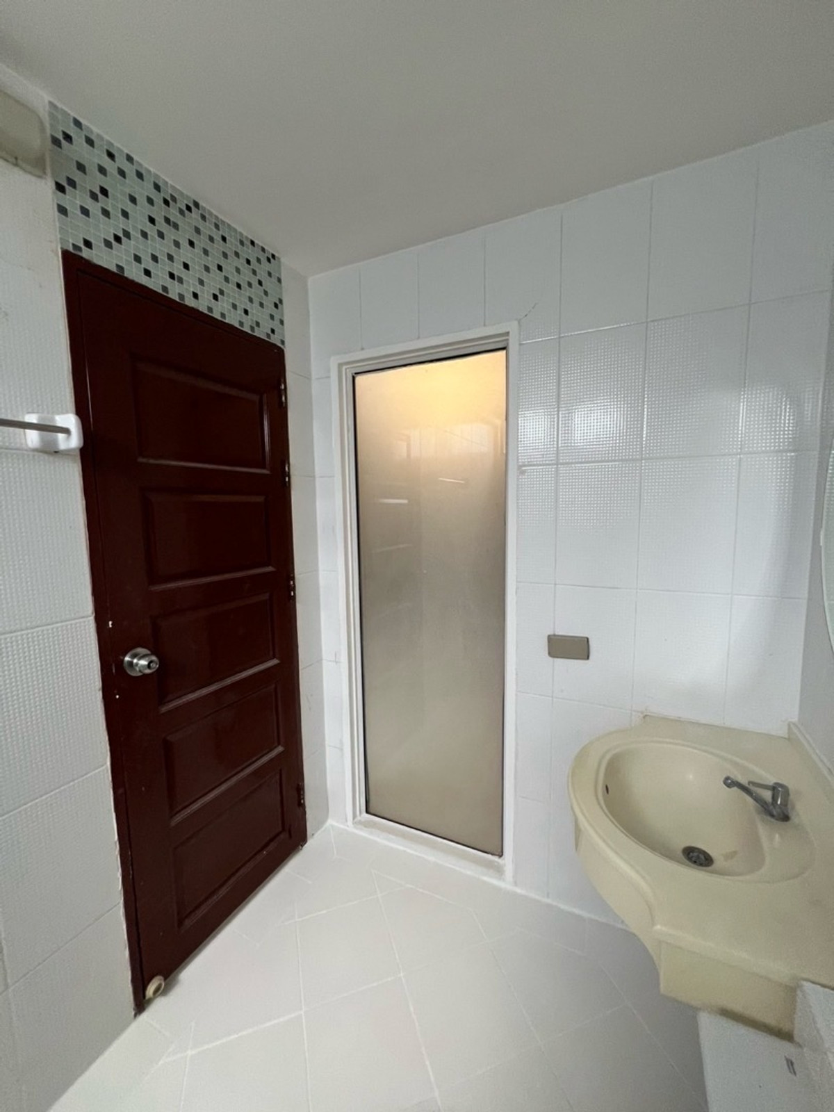 ให้เช่าคอนโดรัชดา ห้วยขวาง : 🏢 "กลางกรุง รีสอร์ท" คอนโดใจกลางเมืองที่ร่มรื่นที่สุด!(1นอน1น้ำ รับแขก)
ใกล้ ม.หอการค้า รับนักศึกษา 
✅ ห้องสะอาด แบ่งสัดส่วนดี น่าอยู่มาก
✅ ใกล้ MRT ห้วยขวาง / The Street / ตลาดห้วยขวาง