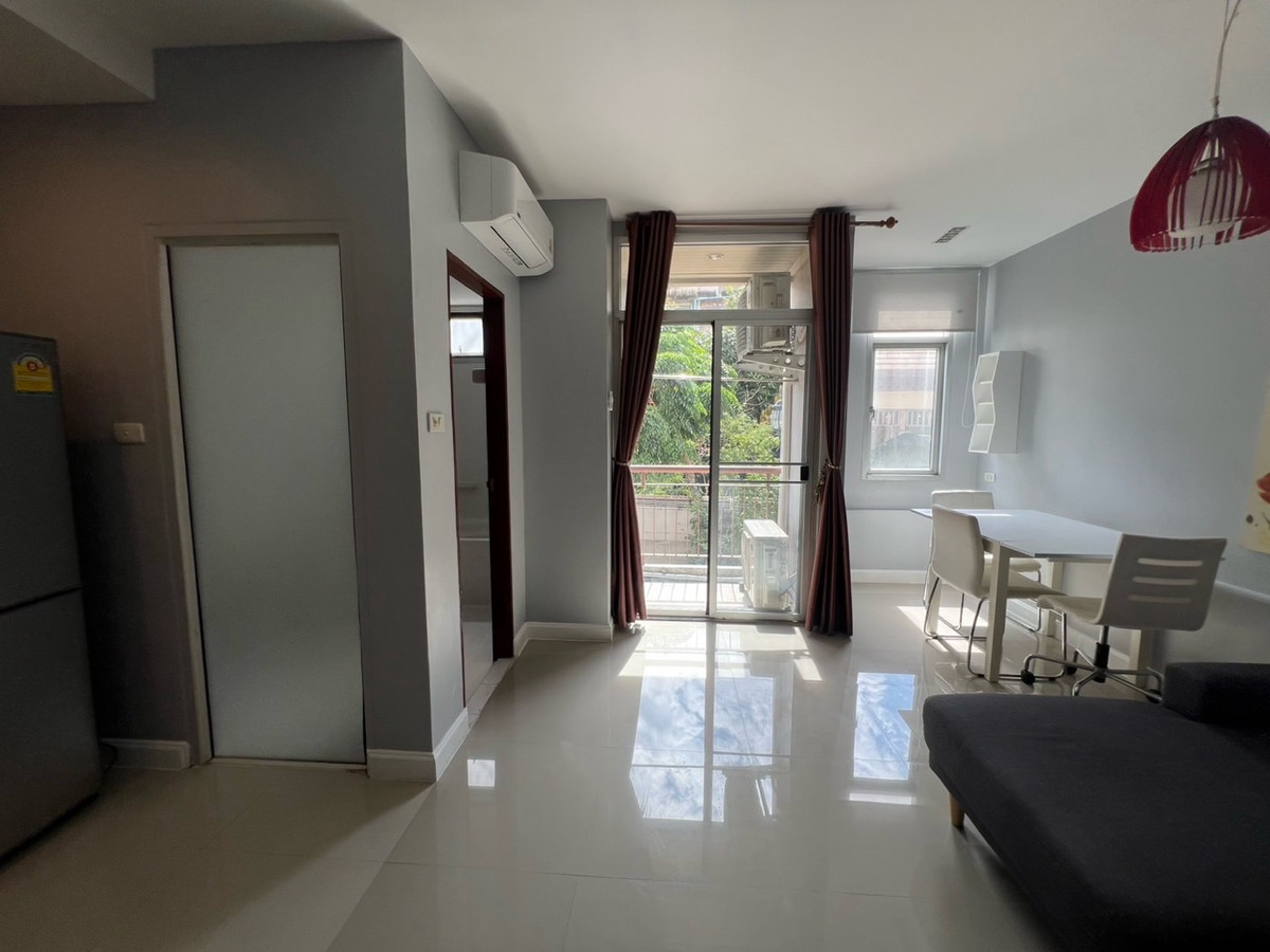 ให้เช่าคอนโดรัชดา ห้วยขวาง : 🏢 "กลางกรุง รีสอร์ท" คอนโดใจกลางเมืองที่ร่มรื่นที่สุด!(1นอน1น้ำ รับแขก)
ใกล้ ม.หอการค้า รับนักศึกษา 
✅ ห้องสะอาด แบ่งสัดส่วนดี น่าอยู่มาก
✅ ใกล้ MRT ห้วยขวาง / The Street / ตลาดห้วยขวาง