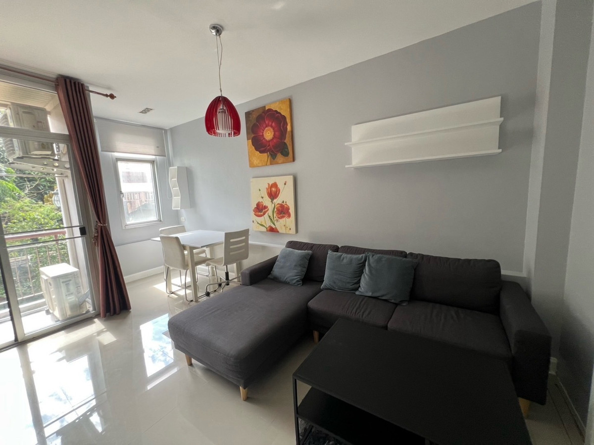 ให้เช่าคอนโดรัชดา ห้วยขวาง : 🏢 "กลางกรุง รีสอร์ท" คอนโดใจกลางเมืองที่ร่มรื่นที่สุด!(1นอน1น้ำ รับแขก)
ใกล้ ม.หอการค้า รับนักศึกษา 
✅ ห้องสะอาด แบ่งสัดส่วนดี น่าอยู่มาก
✅ ใกล้ MRT ห้วยขวาง / The Street / ตลาดห้วยขวาง