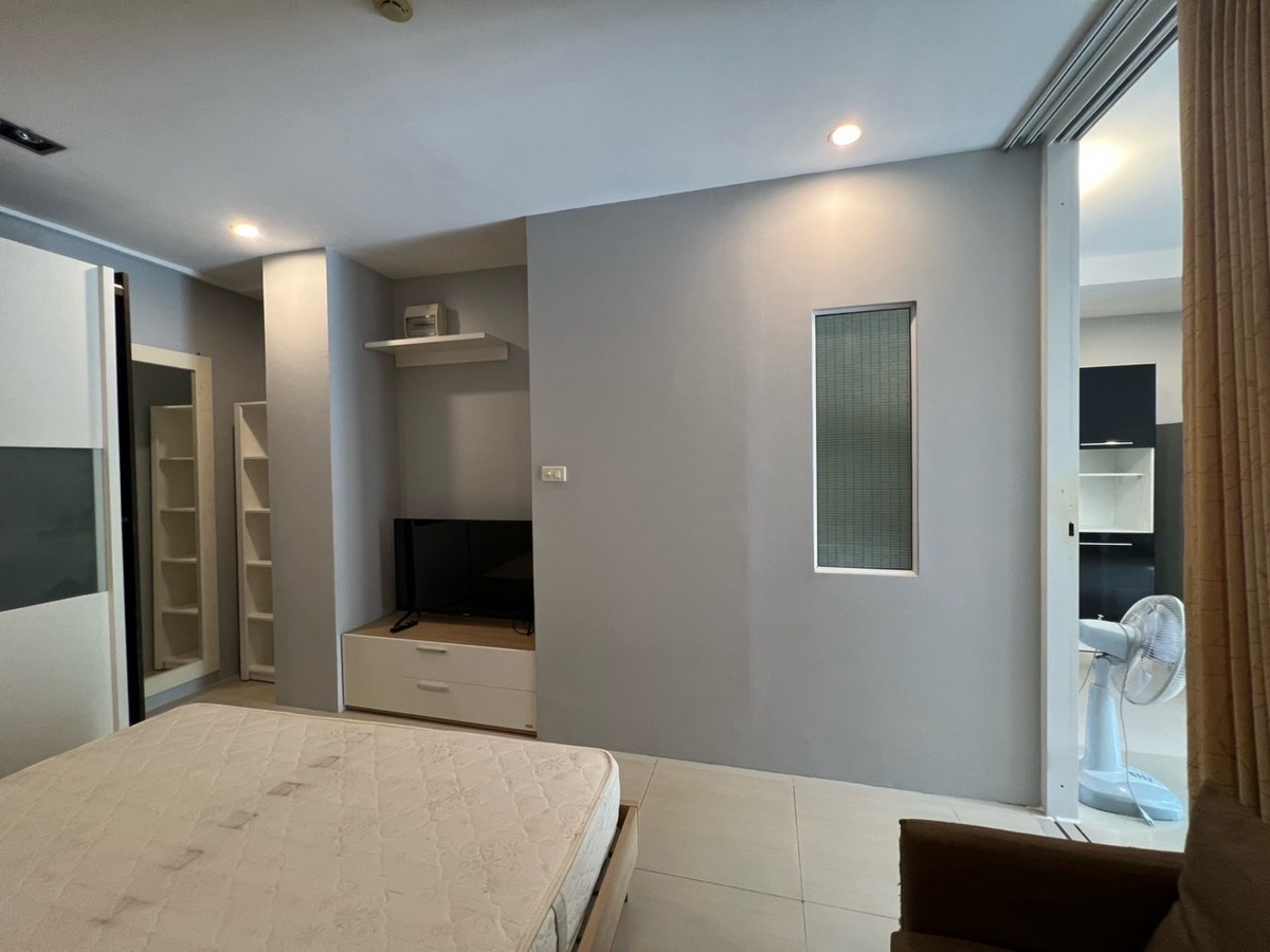 ให้เช่าคอนโดรัชดา ห้วยขวาง : 🏢 "กลางกรุง รีสอร์ท" คอนโดใจกลางเมืองที่ร่มรื่นที่สุด!(1นอน1น้ำ รับแขก)
ใกล้ ม.หอการค้า รับนักศึกษา 
✅ ห้องสะอาด แบ่งสัดส่วนดี น่าอยู่มาก
✅ ใกล้ MRT ห้วยขวาง / The Street / ตลาดห้วยขวาง