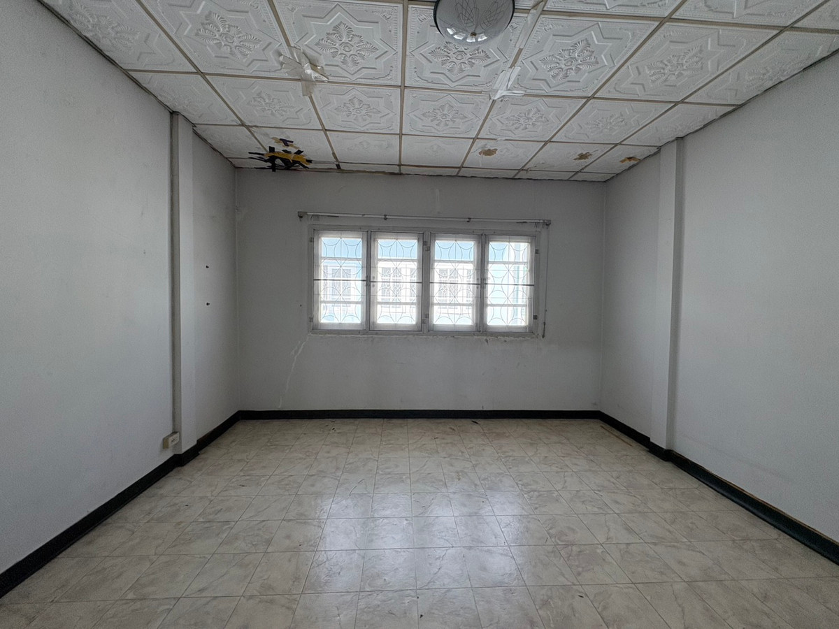 For SaleTownhomeRattanathibet, Sanambinna : 2-story townhouse for sale, The Emerald Park Village, Soi Rewadi 61, Tiwanon Road, near the Purple and Pink Lines.