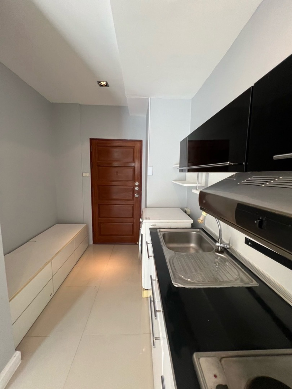 ให้เช่าคอนโดรัชดา ห้วยขวาง : 🏢 "กลางกรุง รีสอร์ท" คอนโดใจกลางเมืองที่ร่มรื่นที่สุด!(1นอน1น้ำ รับแขก)
ใกล้ ม.หอการค้า รับนักศึกษา 
✅ ห้องสะอาด แบ่งสัดส่วนดี น่าอยู่มาก
✅ ใกล้ MRT ห้วยขวาง / The Street / ตลาดห้วยขวาง