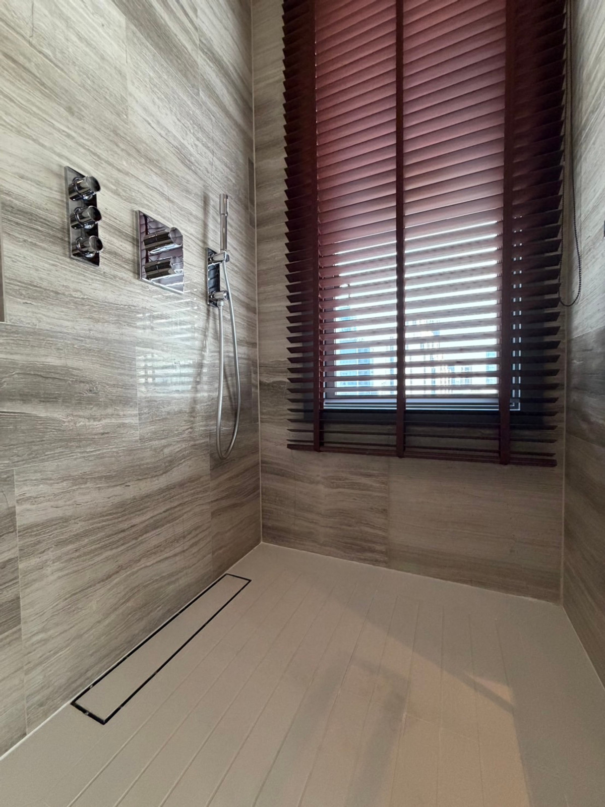 For RentCondoNana, North Nana,Sukhumvit13, Soi Nana : Q1 Sukhumvit, luxury condo, 3 bedrooms, 147.5 sq m, next to BTS Nana, new room.