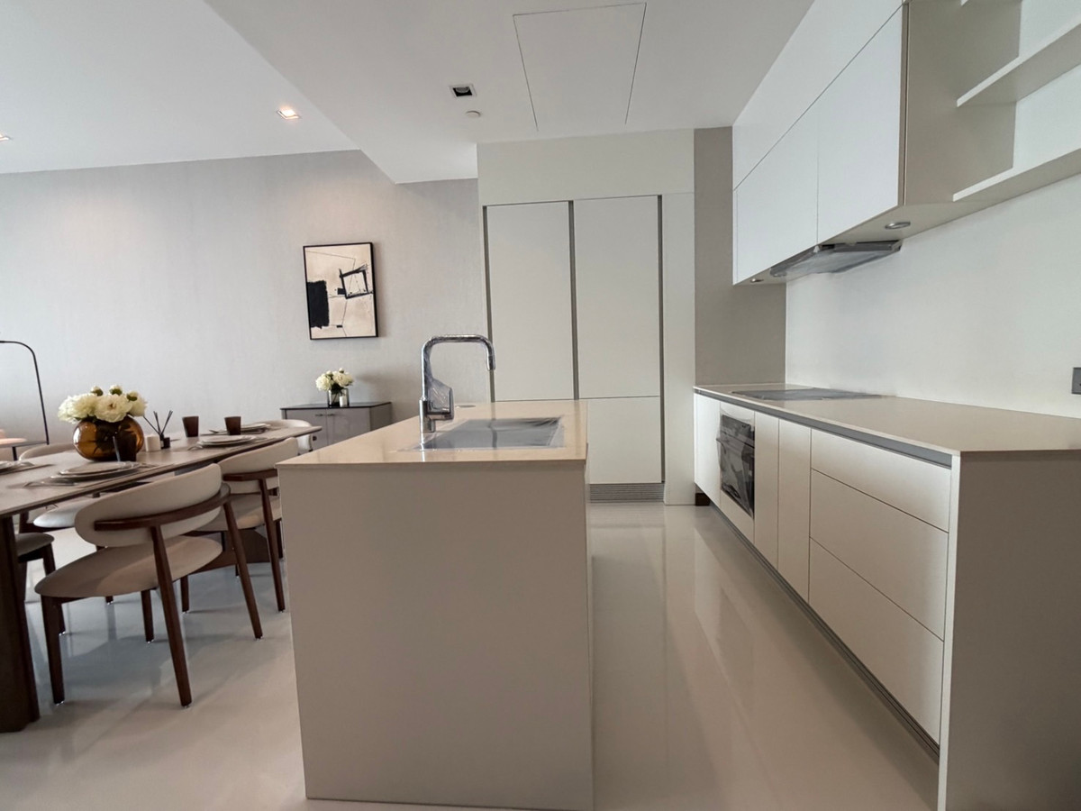 For RentCondoNana, North Nana,Sukhumvit13, Soi Nana : Q1 Sukhumvit, luxury condo, 3 bedrooms, 147.5 sq m, next to BTS Nana, new room.