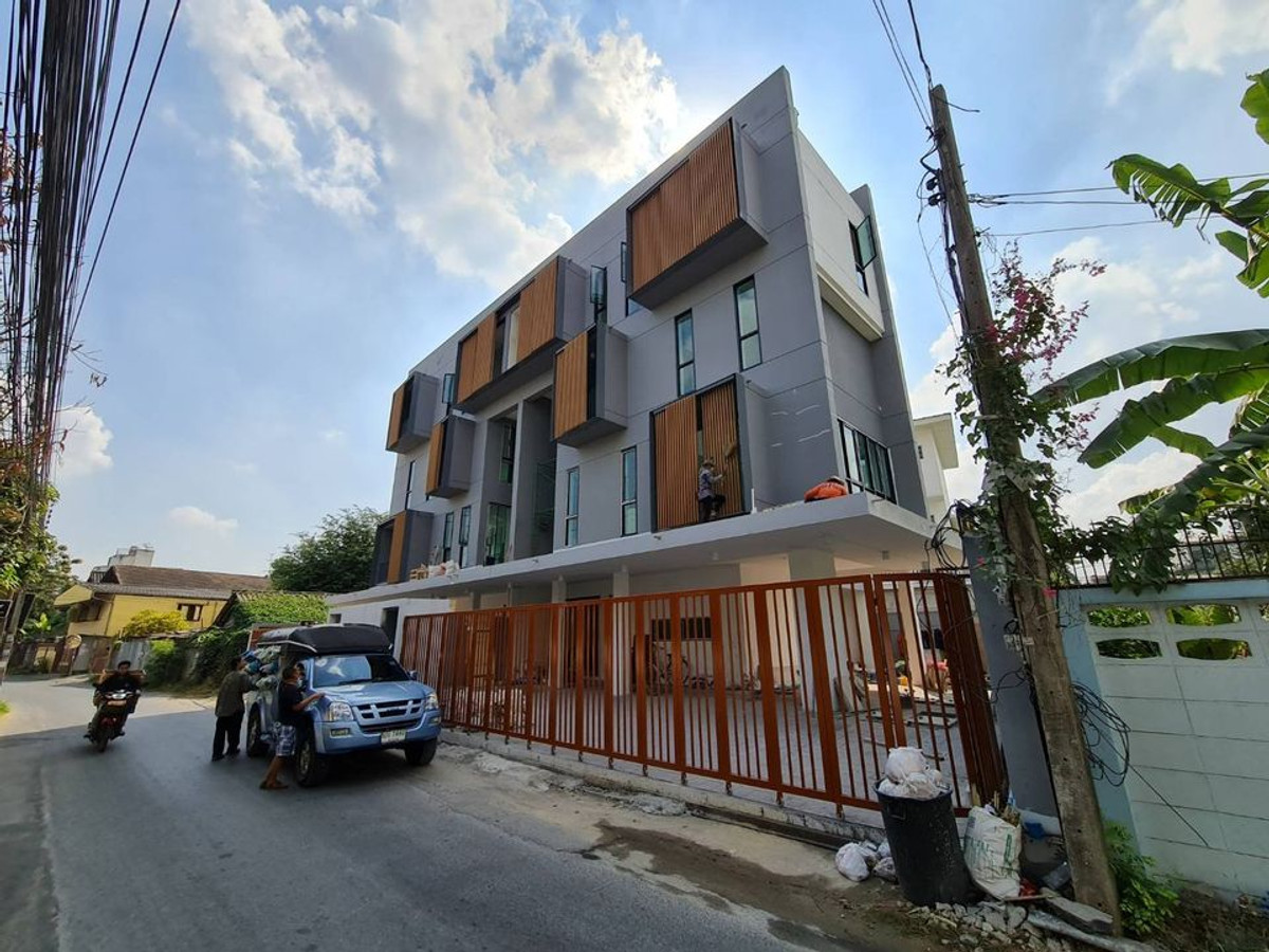 For RentHome OfficeRatchadapisek, Huaikwang, Suttisan : 4 storey Home Office at Ratchada 32 for rent, 5 cars park, 6 ac.