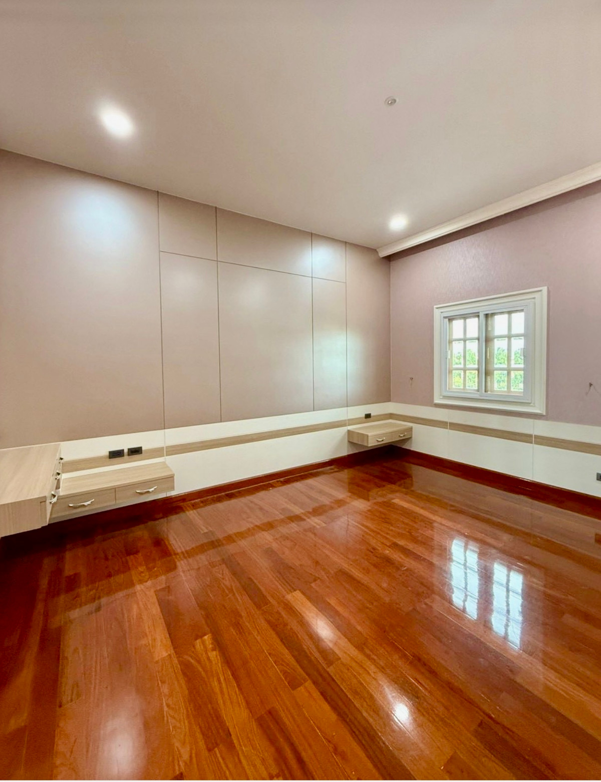 For RentVipawadee, Don Mueang, Lak Si : For Rent: Luxury Private Pool Villa on 1-Rai Land | Sanwhee 5 Area | Spacious Family Home A rare custom-built luxury detached pool villa on a large 1-rai land plot, offering expansive living space