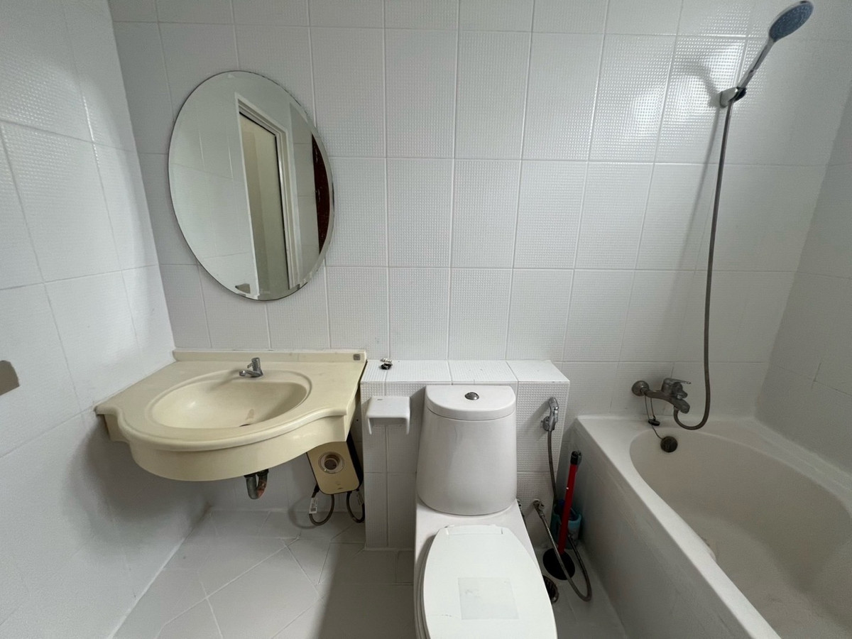 ให้เช่าคอนโดรัชดา ห้วยขวาง : 🏢 "กลางกรุง รีสอร์ท" คอนโดใจกลางเมืองที่ร่มรื่นที่สุด!(1นอน1น้ำ รับแขก)
ใกล้ ม.หอการค้า รับนักศึกษา 
✅ ห้องสะอาด แบ่งสัดส่วนดี น่าอยู่มาก
✅ ใกล้ MRT ห้วยขวาง / The Street / ตลาดห้วยขวาง