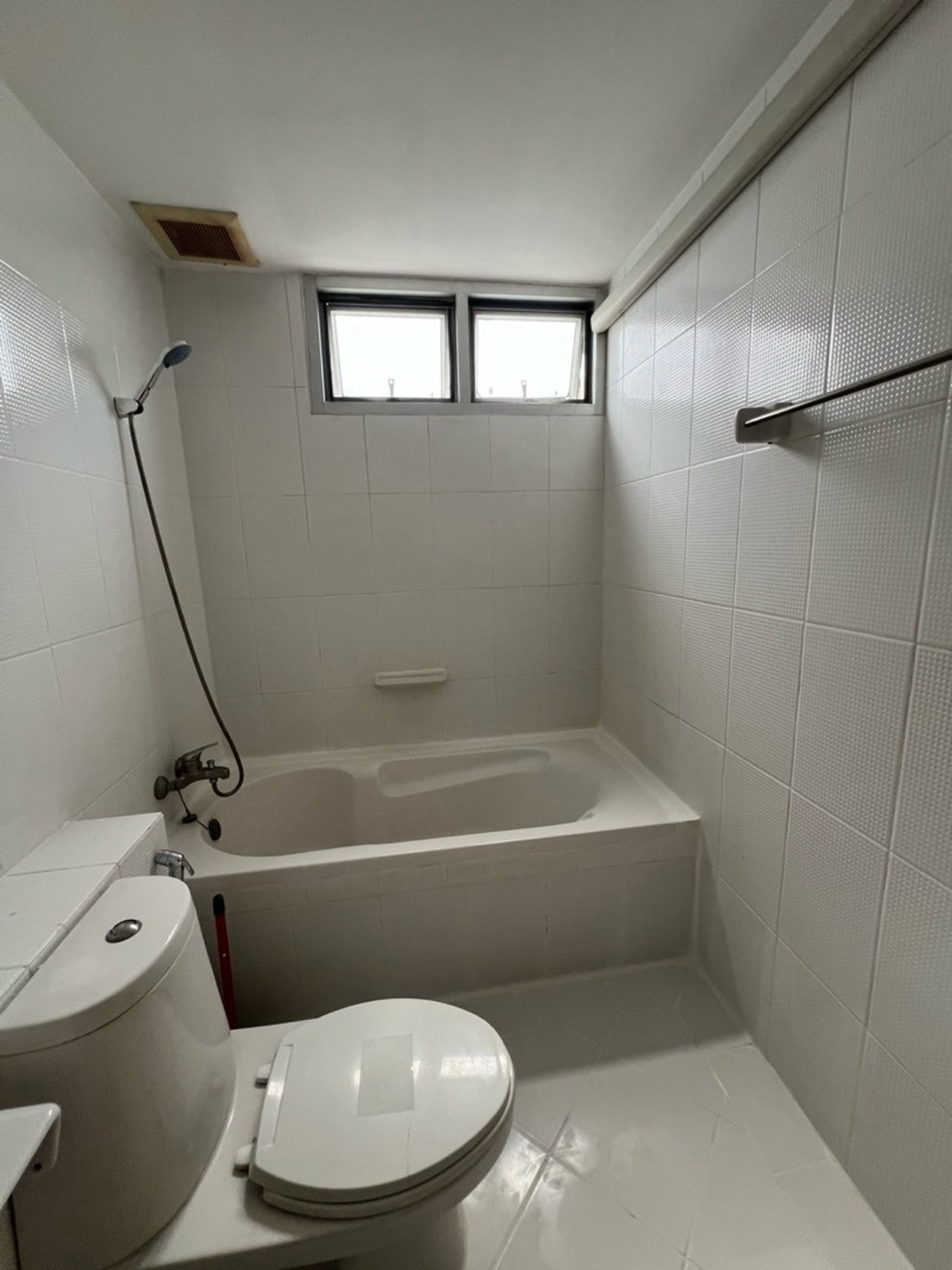 ให้เช่าคอนโดรัชดา ห้วยขวาง : 🏢 "กลางกรุง รีสอร์ท" คอนโดใจกลางเมืองที่ร่มรื่นที่สุด!(1นอน1น้ำ รับแขก)
ใกล้ ม.หอการค้า รับนักศึกษา 
✅ ห้องสะอาด แบ่งสัดส่วนดี น่าอยู่มาก
✅ ใกล้ MRT ห้วยขวาง / The Street / ตลาดห้วยขวาง