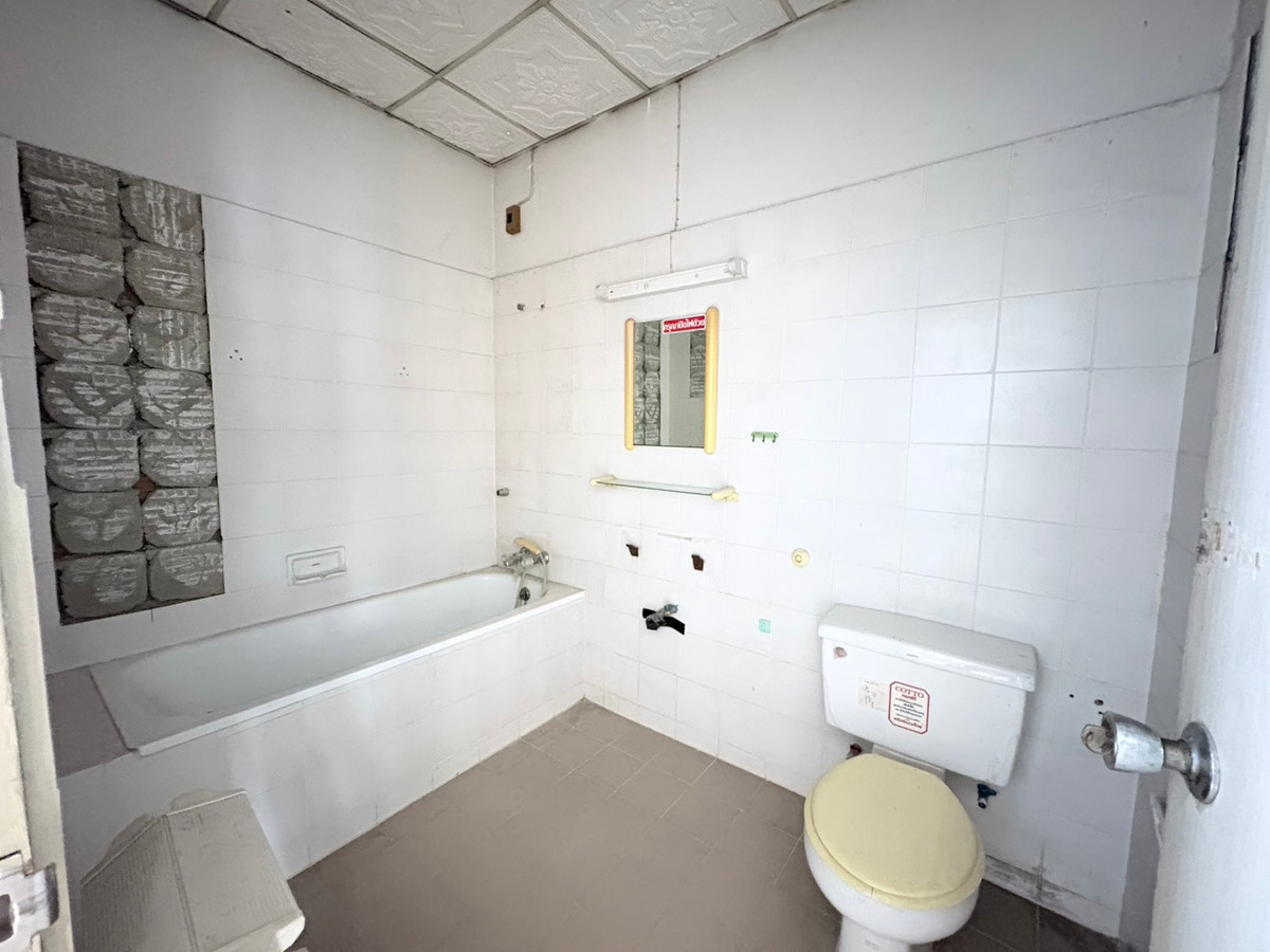 For SaleTownhomeRattanathibet, Sanambinna : 2-story townhouse for sale, The Emerald Park Village, Soi Rewadi 61, Tiwanon Road, near the Purple and Pink Lines.