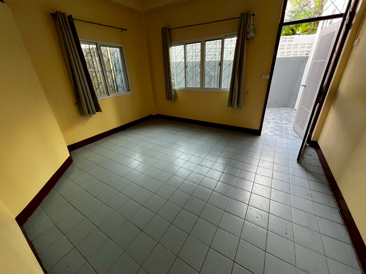 ให้เช่าทาวน์โฮมบางซื่อ วงศ์สว่าง เตาปูน : บ้านพร้อมที่ดินใหญ่ ติดตลาดบองมาร์เช่ 3ห้องนอน รีโนเวทใหม่