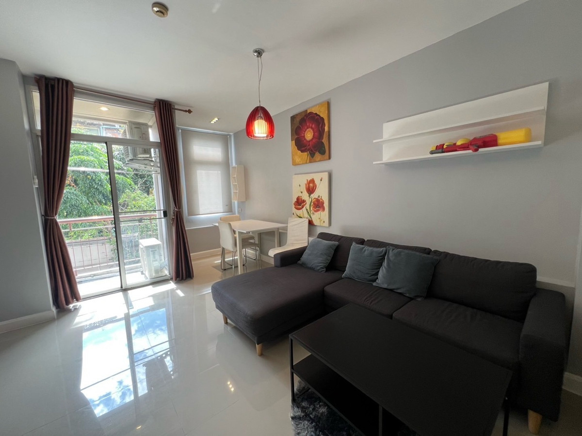 ให้เช่าคอนโดรัชดา ห้วยขวาง : 🏢 "กลางกรุง รีสอร์ท" คอนโดใจกลางเมืองที่ร่มรื่นที่สุด!(1นอน1น้ำ รับแขก)
ใกล้ ม.หอการค้า รับนักศึกษา 
✅ ห้องสะอาด แบ่งสัดส่วนดี น่าอยู่มาก
✅ ใกล้ MRT ห้วยขวาง / The Street / ตลาดห้วยขวาง