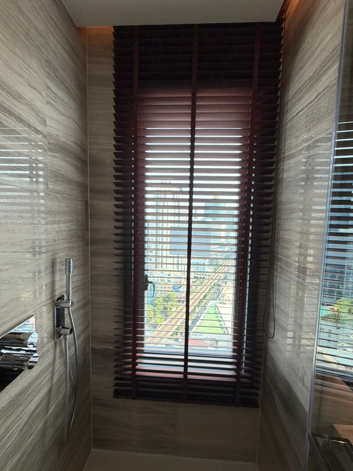 For RentCondoNana, North Nana,Sukhumvit13, Soi Nana : Q1 Sukhumvit, luxury condo, 3 bedrooms, 147.5 sq m, next to BTS Nana, new room.