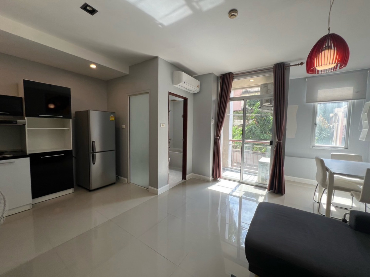 ให้เช่าคอนโดรัชดา ห้วยขวาง : 🏢 "กลางกรุง รีสอร์ท" คอนโดใจกลางเมืองที่ร่มรื่นที่สุด!(1นอน1น้ำ รับแขก)
ใกล้ ม.หอการค้า รับนักศึกษา 
✅ ห้องสะอาด แบ่งสัดส่วนดี น่าอยู่มาก
✅ ใกล้ MRT ห้วยขวาง / The Street / ตลาดห้วยขวาง