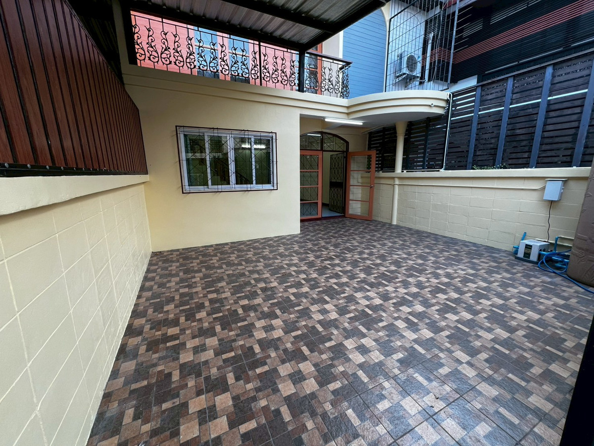 ให้เช่าทาวน์โฮมบางซื่อ วงศ์สว่าง เตาปูน : บ้านพร้อมที่ดินใหญ่ ติดตลาดบองมาร์เช่ 3ห้องนอน รีโนเวทใหม่