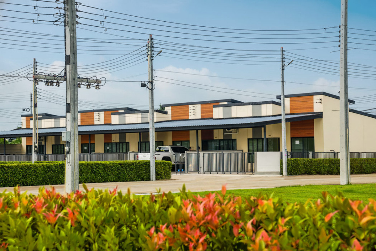 ขายทาวน์โฮมระยอง : สอบถามโทร : 092-469-6464 โครงการ สราญเพลสวิลล์ นิคมพัฒนา ระยอง มีให้เลือกทั้งแบบ ทาวน์โฮม และ บ้านแฝด 2 ห้องนอน 2 ห้องน้ำ ใกล้นิคม WHA ระยอง