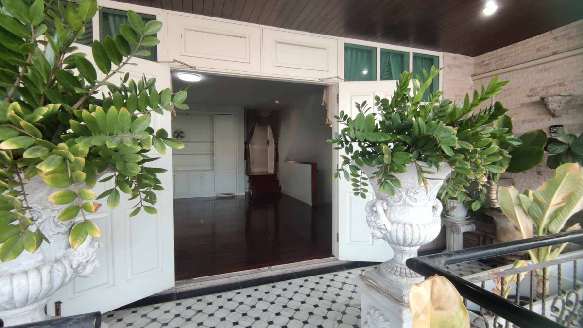 For RentTownhomeSukhumvit, Asoke, Thonglor : Townhome for rent, 3 floors, Soi Ekkamai 21 (Thonglor 20).