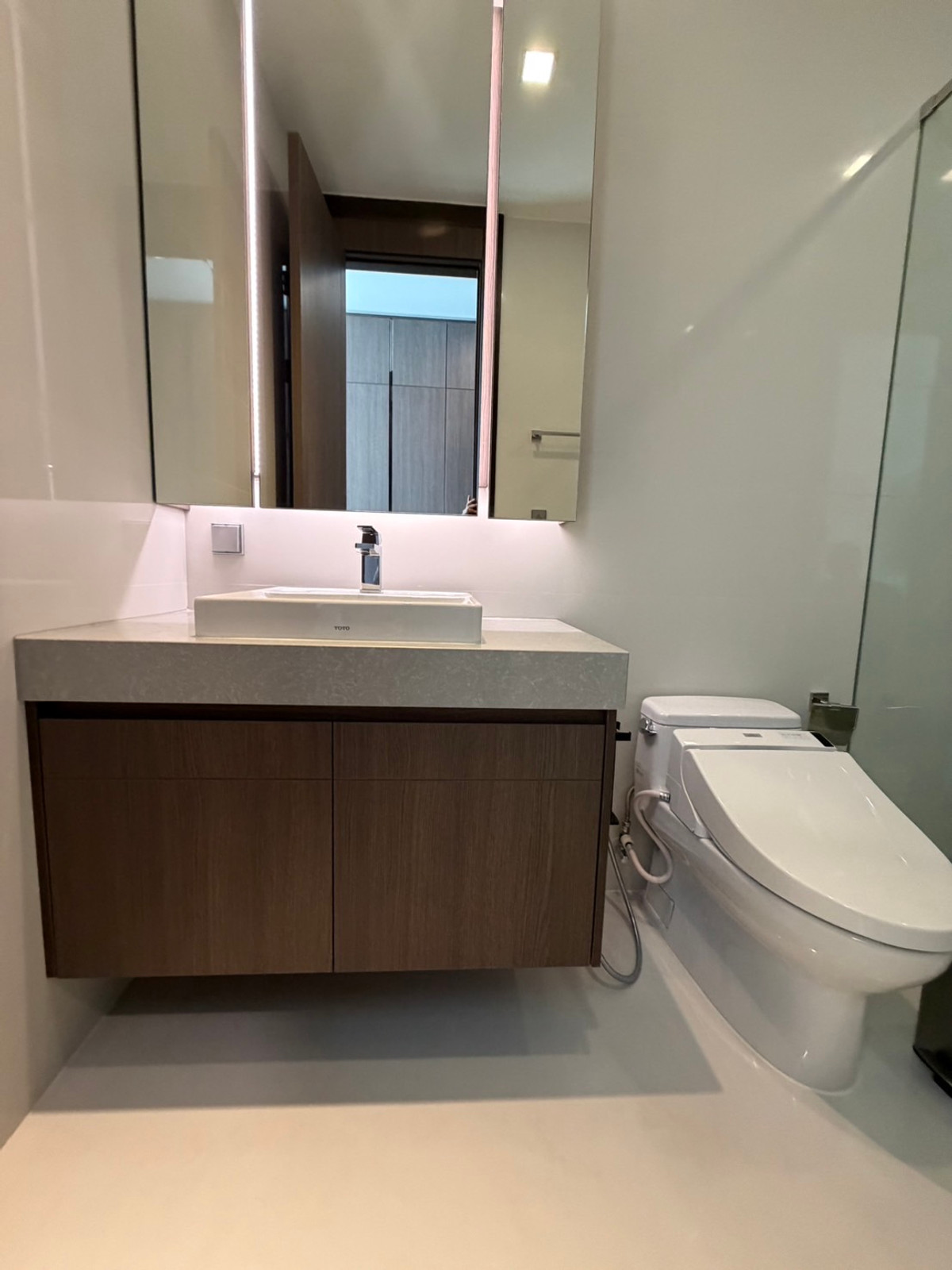 For RentCondoNana, North Nana,Sukhumvit13, Soi Nana : Q1 Sukhumvit, luxury condo, 3 bedrooms, 147.5 sq m, next to BTS Nana, new room.