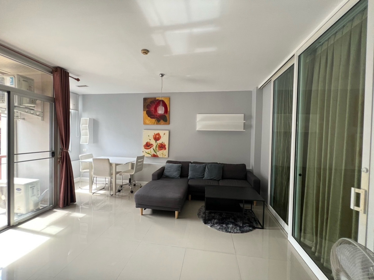 ให้เช่าคอนโดรัชดา ห้วยขวาง : 🏢 "กลางกรุง รีสอร์ท" คอนโดใจกลางเมืองที่ร่มรื่นที่สุด!(1นอน1น้ำ รับแขก)
ใกล้ ม.หอการค้า รับนักศึกษา 
✅ ห้องสะอาด แบ่งสัดส่วนดี น่าอยู่มาก
✅ ใกล้ MRT ห้วยขวาง / The Street / ตลาดห้วยขวาง