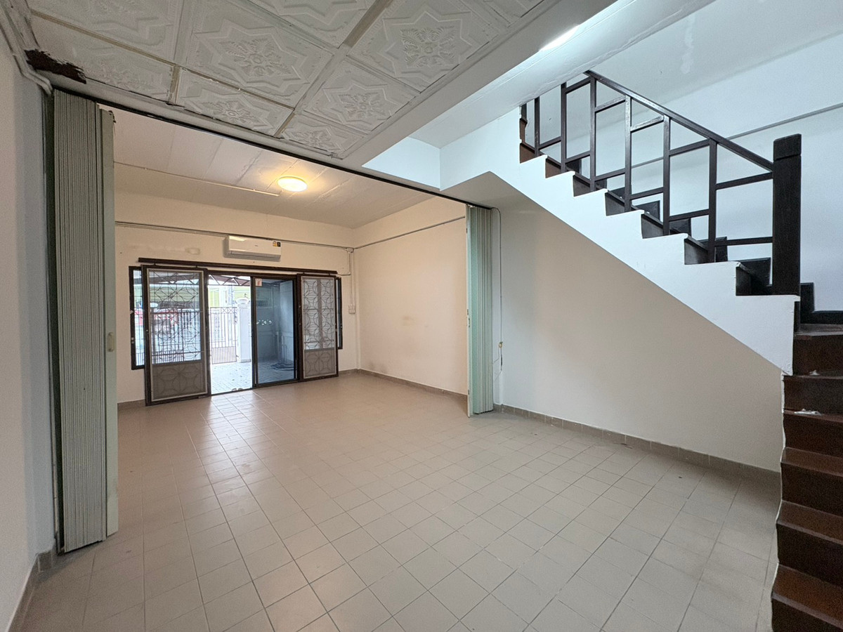 For SaleTownhomeRattanathibet, Sanambinna : 2-story townhouse for sale, The Emerald Park Village, Soi Rewadi 61, Tiwanon Road, near the Purple and Pink Lines.