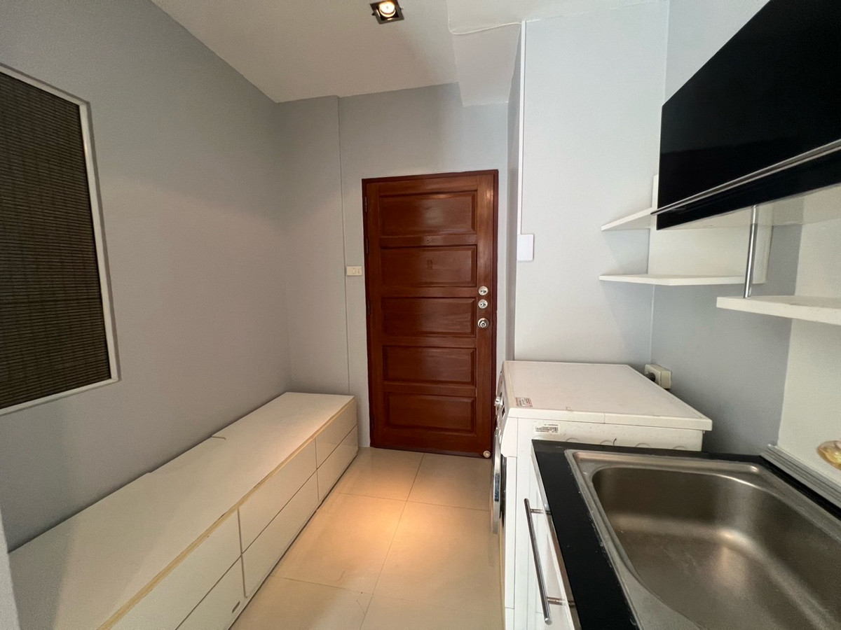 ให้เช่าคอนโดรัชดา ห้วยขวาง : 🏢 "กลางกรุง รีสอร์ท" คอนโดใจกลางเมืองที่ร่มรื่นที่สุด!(1นอน1น้ำ รับแขก)
ใกล้ ม.หอการค้า รับนักศึกษา 
✅ ห้องสะอาด แบ่งสัดส่วนดี น่าอยู่มาก
✅ ใกล้ MRT ห้วยขวาง / The Street / ตลาดห้วยขวาง