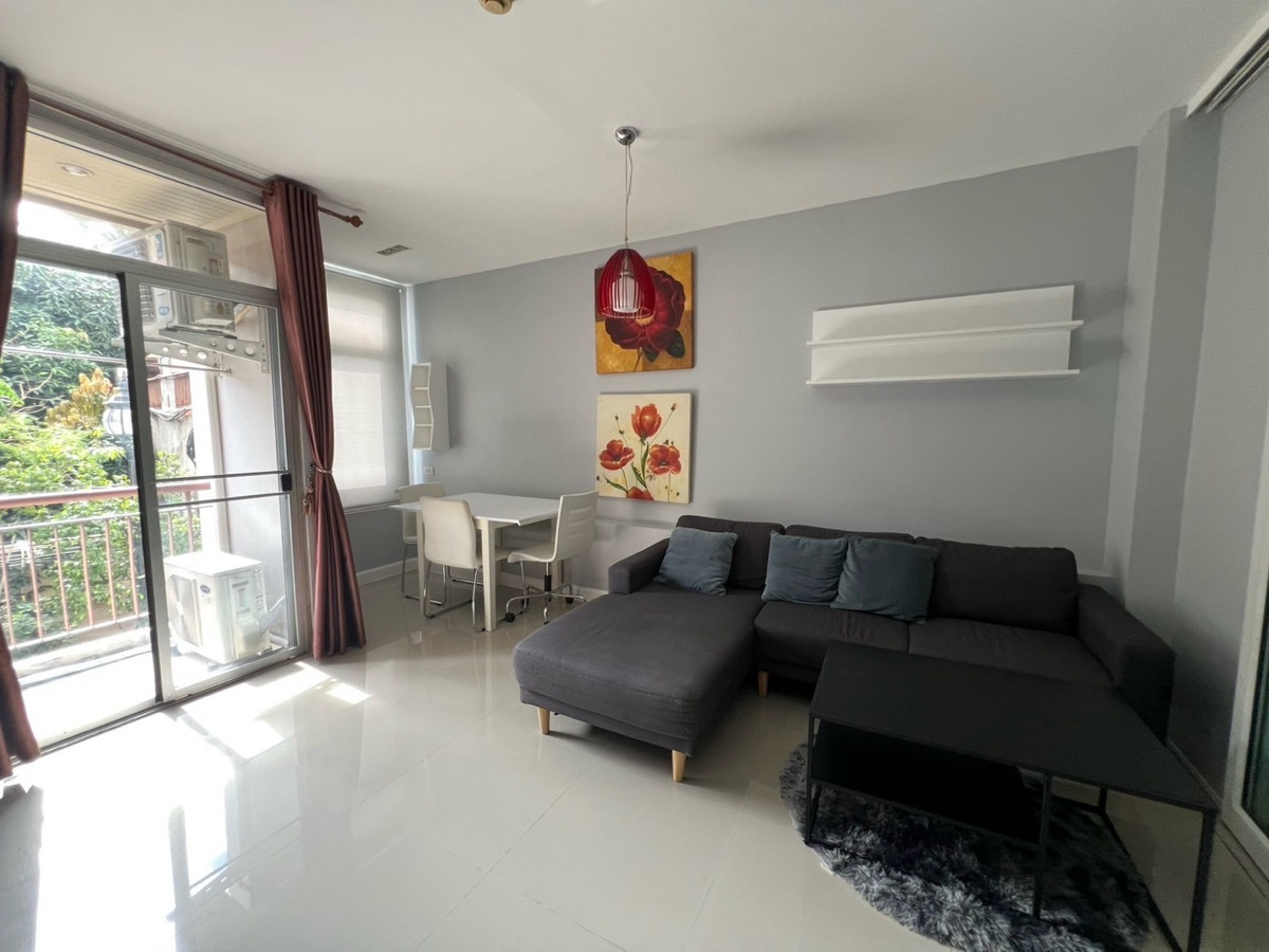 ให้เช่าคอนโดรัชดา ห้วยขวาง : 🏢 "กลางกรุง รีสอร์ท" คอนโดใจกลางเมืองที่ร่มรื่นที่สุด!(1นอน1น้ำ รับแขก)
ใกล้ ม.หอการค้า รับนักศึกษา 
✅ ห้องสะอาด แบ่งสัดส่วนดี น่าอยู่มาก
✅ ใกล้ MRT ห้วยขวาง / The Street / ตลาดห้วยขวาง