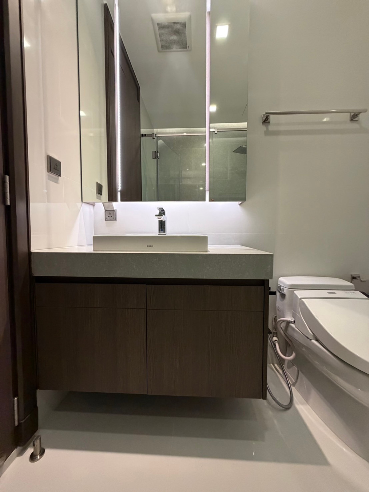 For RentCondoNana, North Nana,Sukhumvit13, Soi Nana : Q1 Sukhumvit, luxury condo, 3 bedrooms, 147.5 sq m, next to BTS Nana, new room.