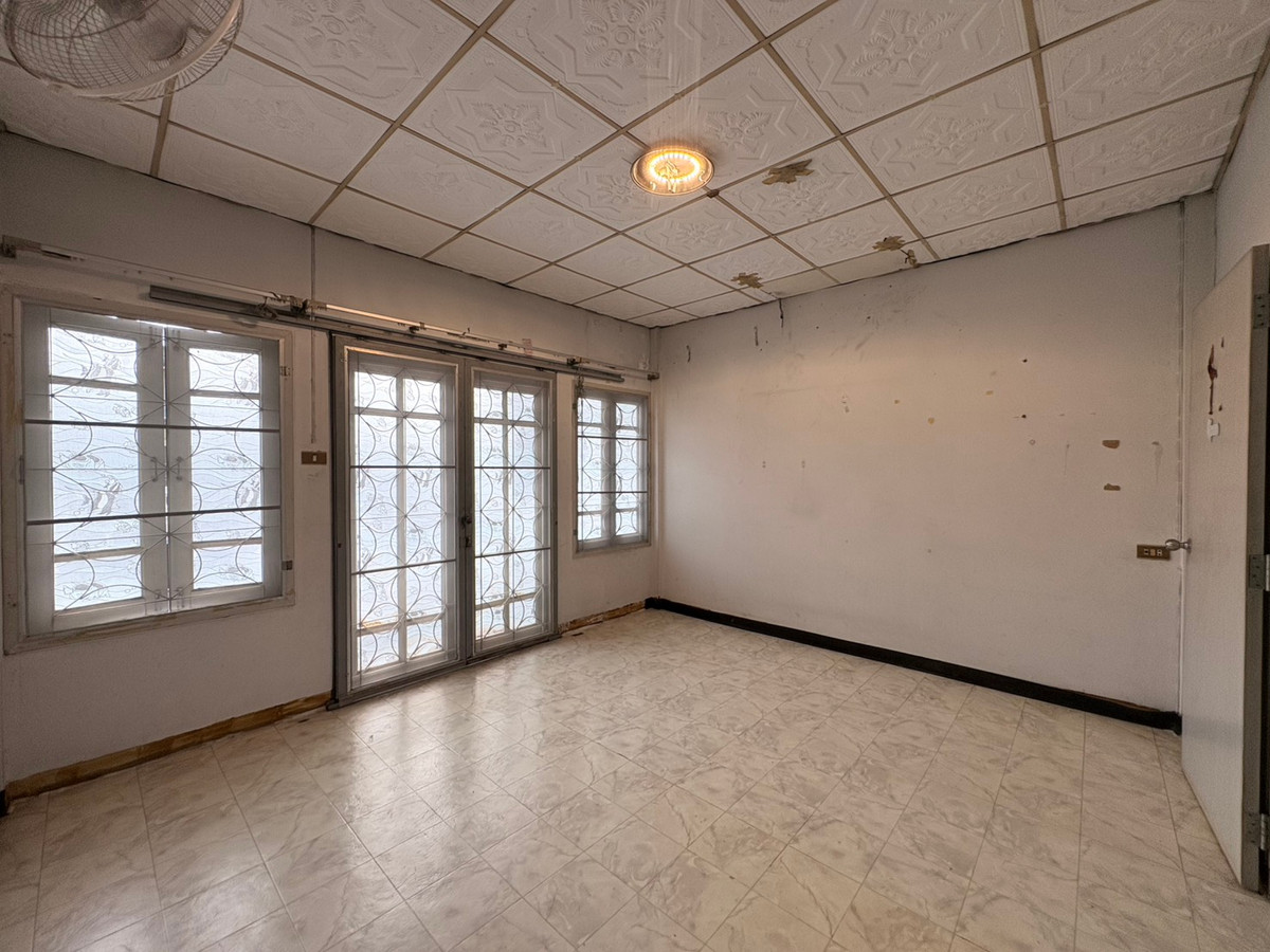 For SaleTownhomeRattanathibet, Sanambinna : 2-story townhouse for sale, The Emerald Park Village, Soi Rewadi 61, Tiwanon Road, near the Purple and Pink Lines.